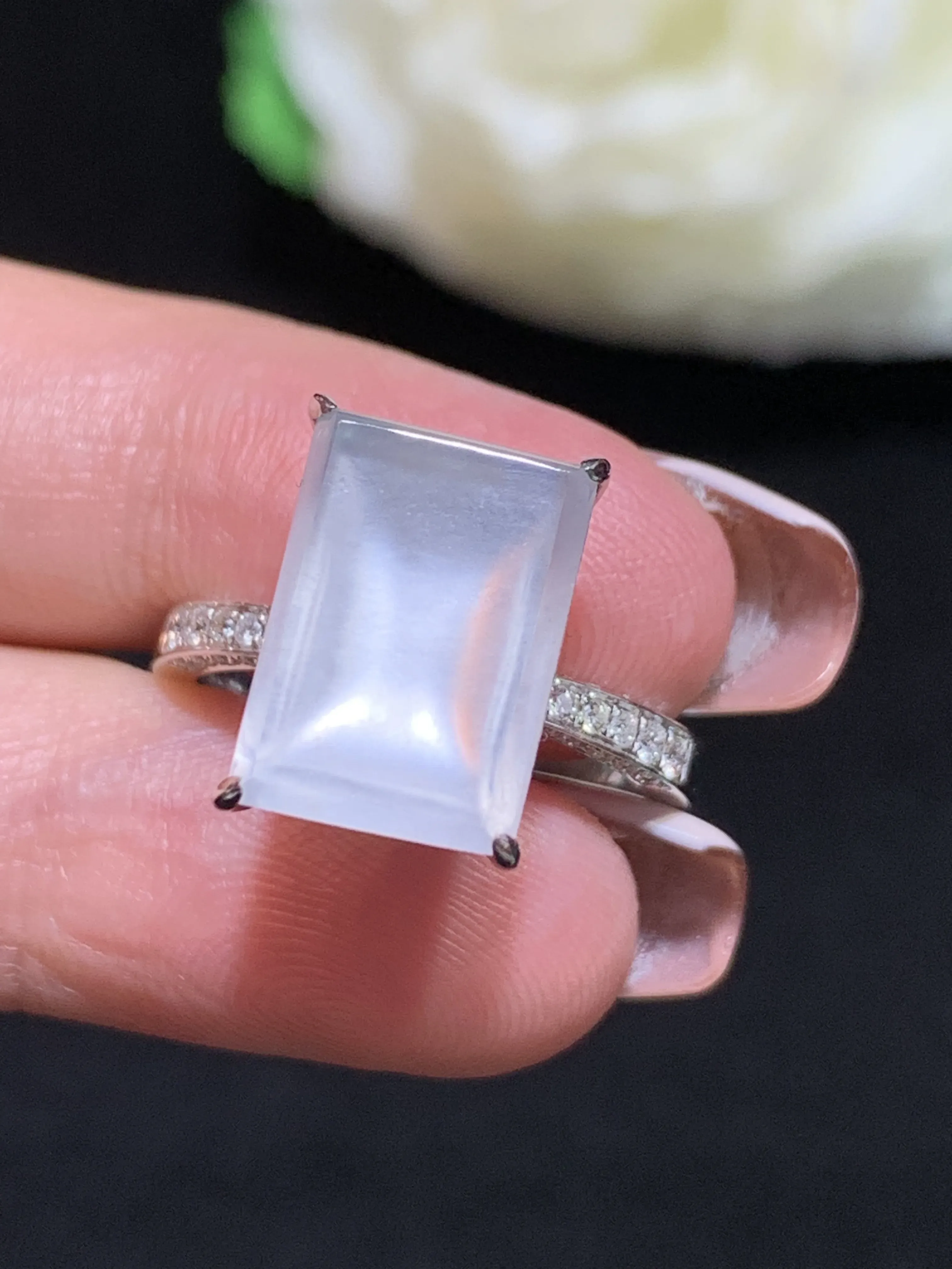 冰种无事牌吊坠，18k金伴钻，冰透起光，佩戴优雅，整体规格：13.9-18.9-8.5