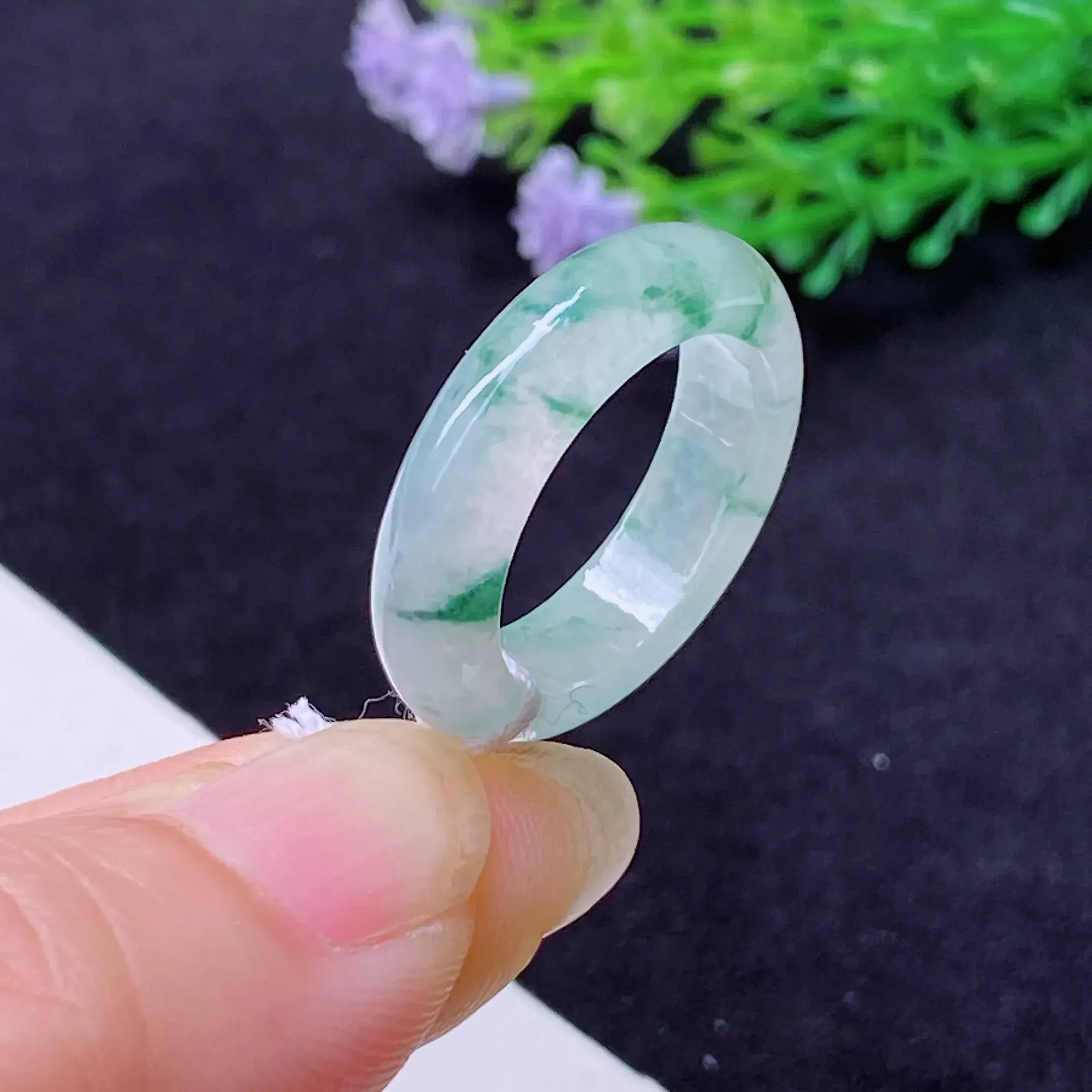 自然光实拍  水润精工冰透飘花17mm戒指。玉质细腻莹润 雕工精湛，佩戴高雅大方   线条优美 hw