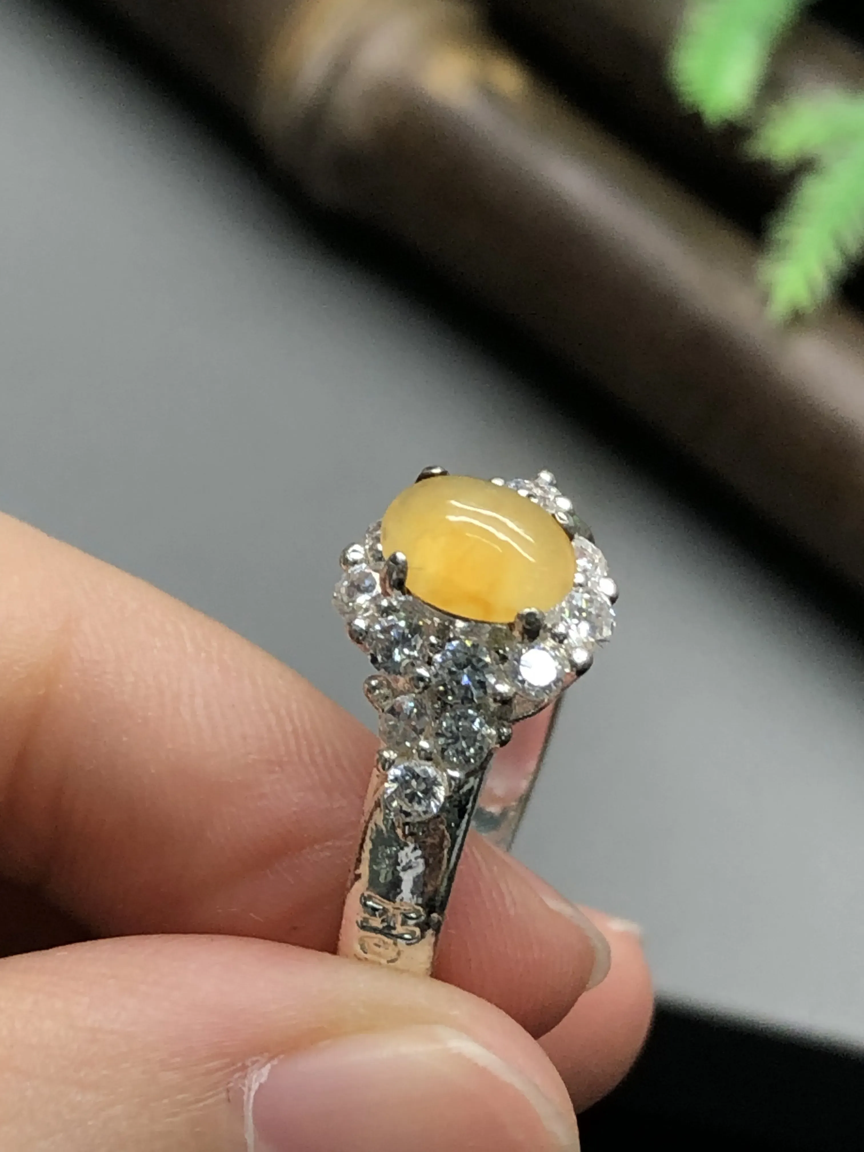 翡翠戒指，铜托镶嵌