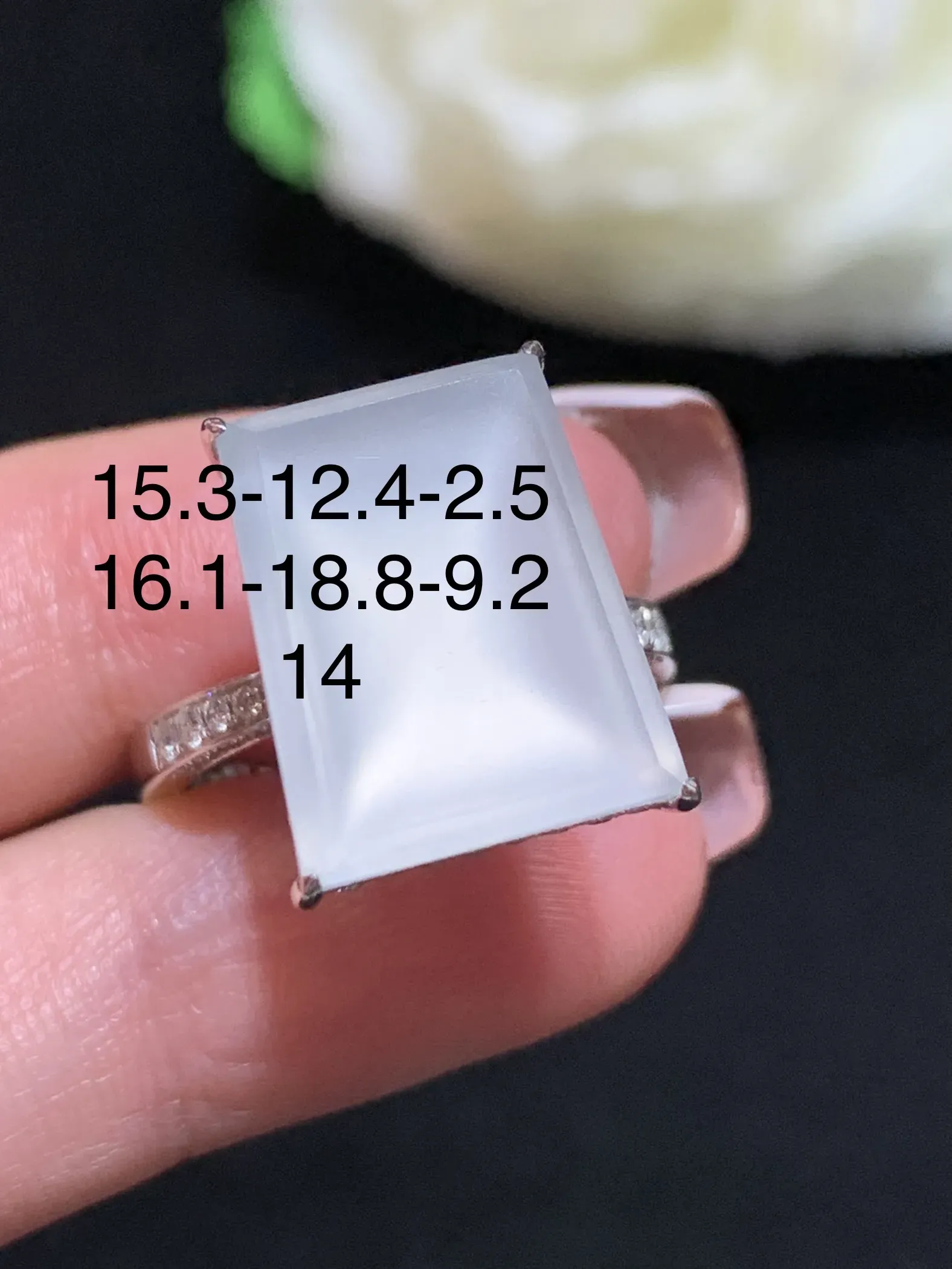 满绿无事牌戒指，18k金伴钻，冰透，佩戴优雅大气，整体规格：16.1-18.8-9.2