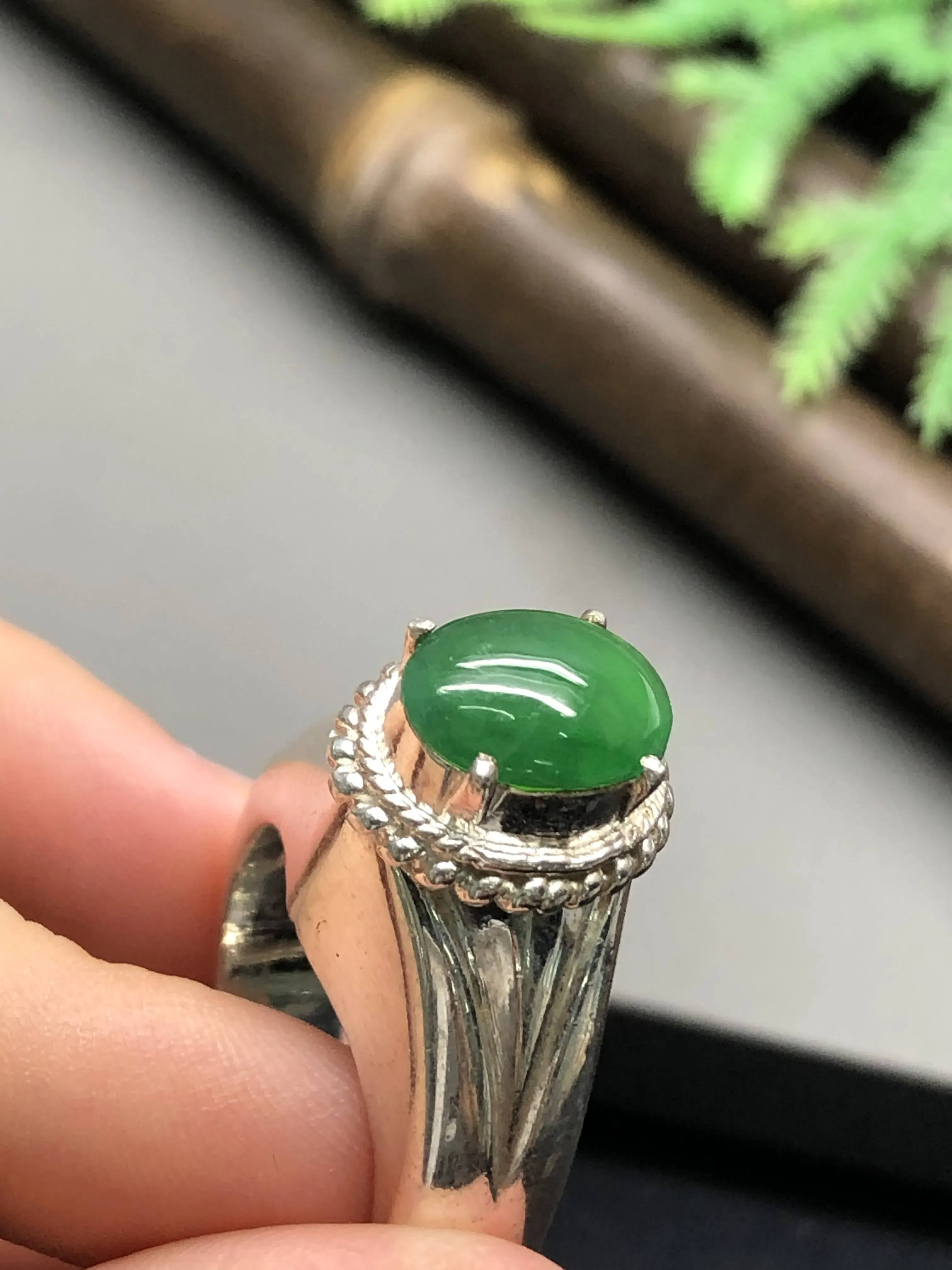 翡翠戒指，铜托镶嵌
