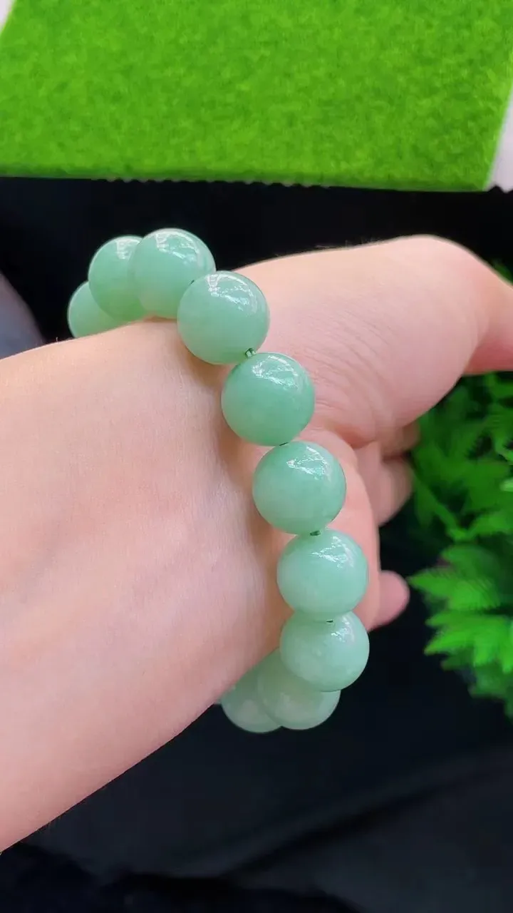 冰绿圆珠手串
尺寸12.5mm，i21ggk（纯自然光实拍）