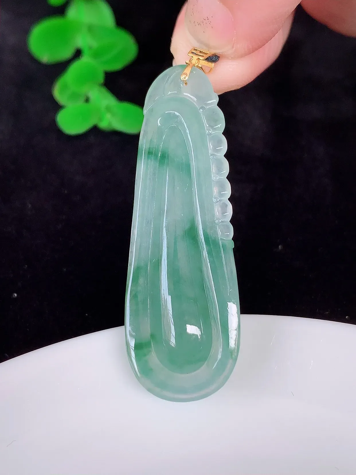 18K金镶嵌水润飘花招财福瓜吊坠，呱呱来财，冰润且起胶感，佩戴效果优雅迷人！#12.21整体长49.5裸石44.5*15*6.5