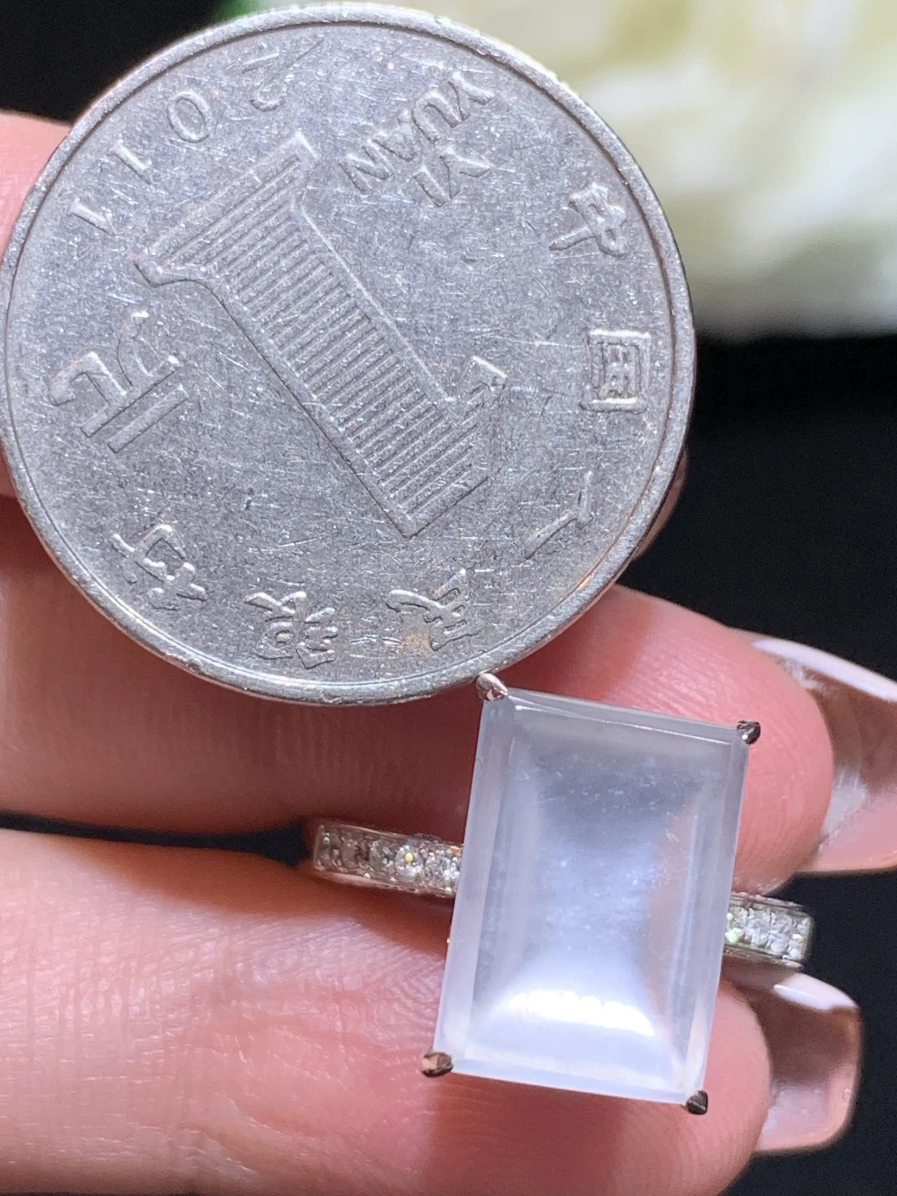 冰种无事牌吊坠，18k金伴钻，冰透起光，佩戴优雅，整体规格：13.9-18.9-8.5