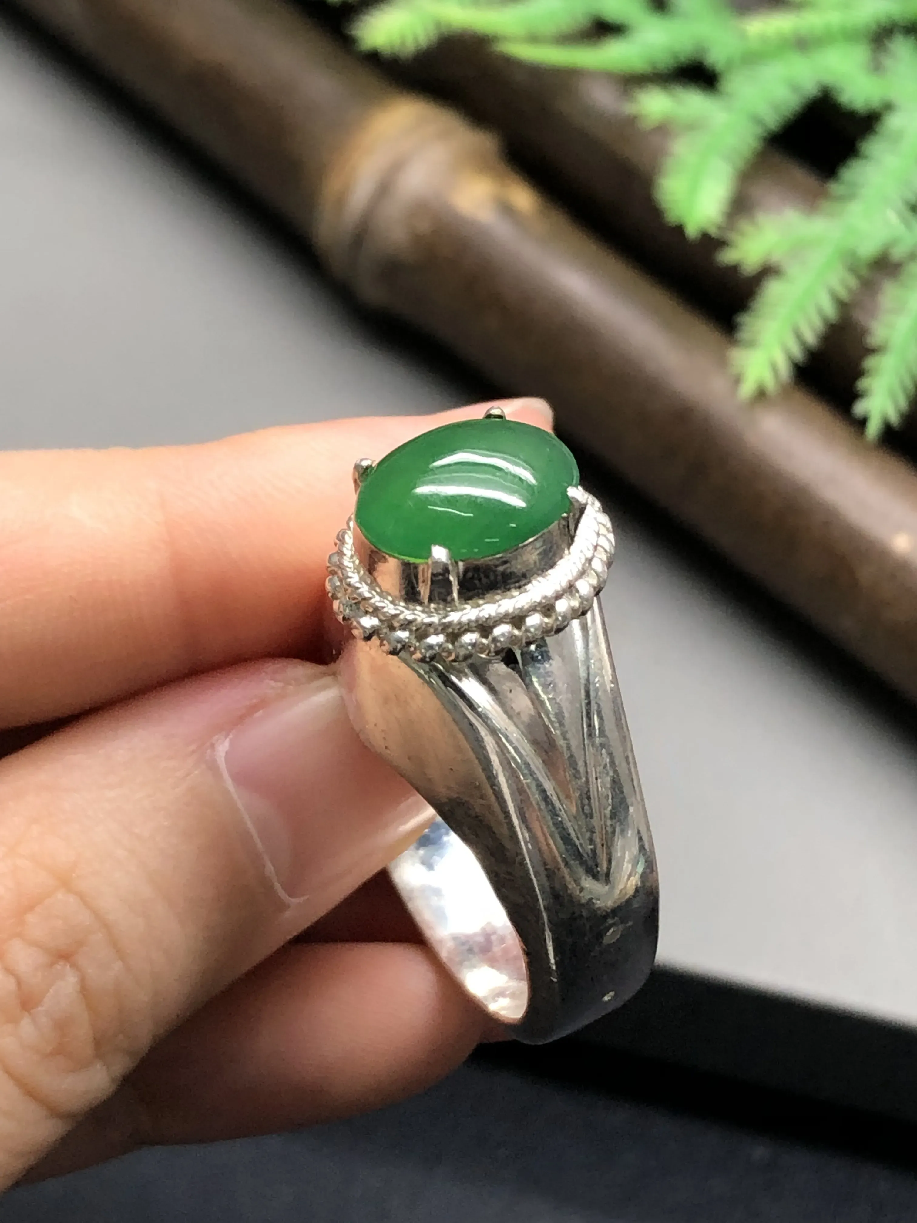 翡翠戒指，铜托镶嵌