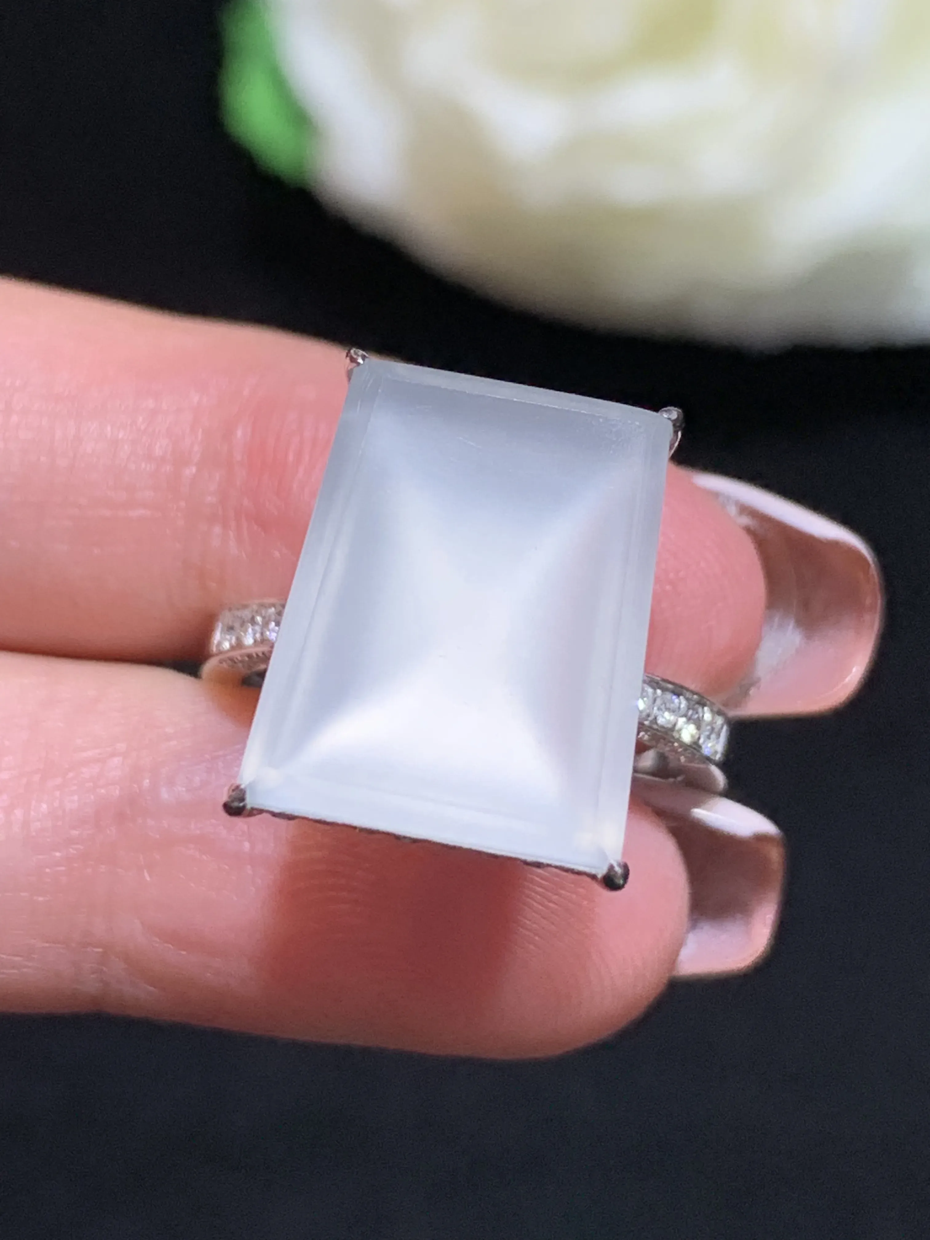 满绿无事牌戒指，18k金伴钻，冰透，佩戴优雅大气，整体规格：16.1-18.8-9.2