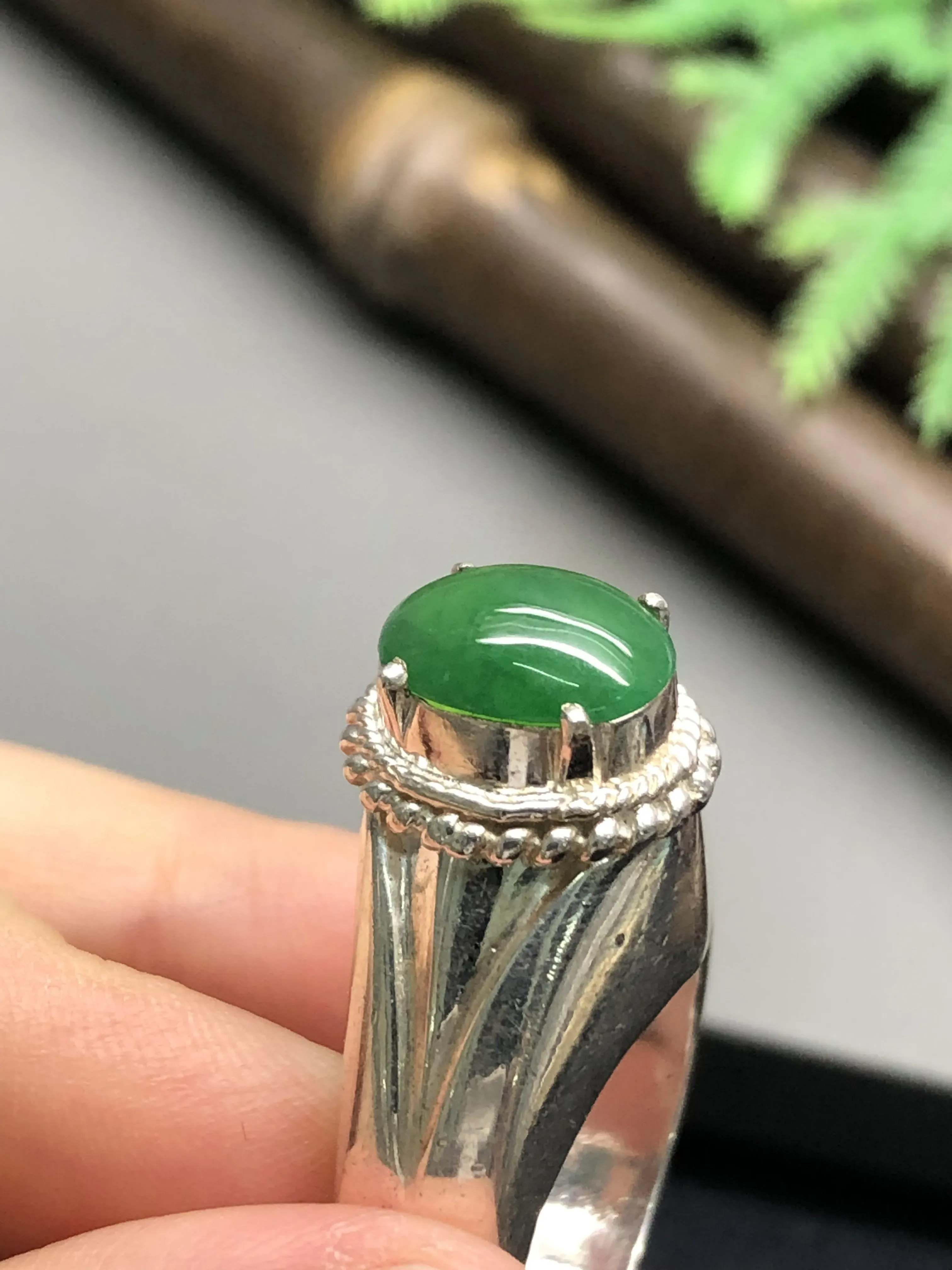 翡翠戒指，铜托镶嵌