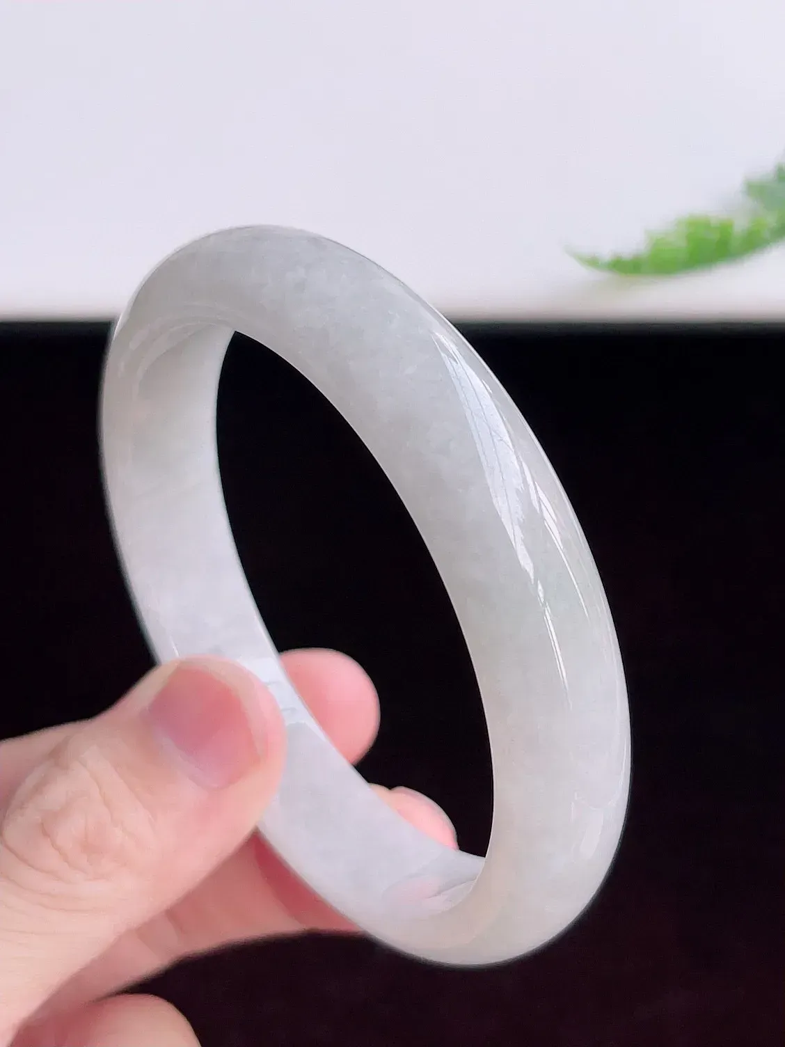 自然光实拍，63.5mm 冰润翡翠手镯，玉质冰润细腻，种水足，料子老，质感好，冰清玉洁，佩戴效果迷人，W34.21  尺寸：63.5-13-8mm