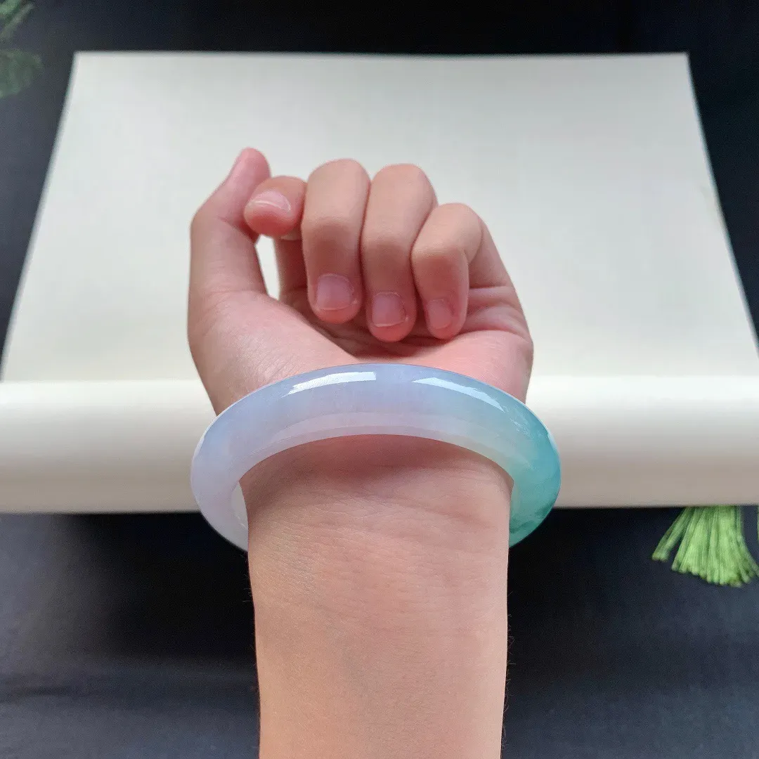 55圈口，飘花正圈手镯，飘花唯美，清新淡雅，圈口55.8-12.2-8.4！