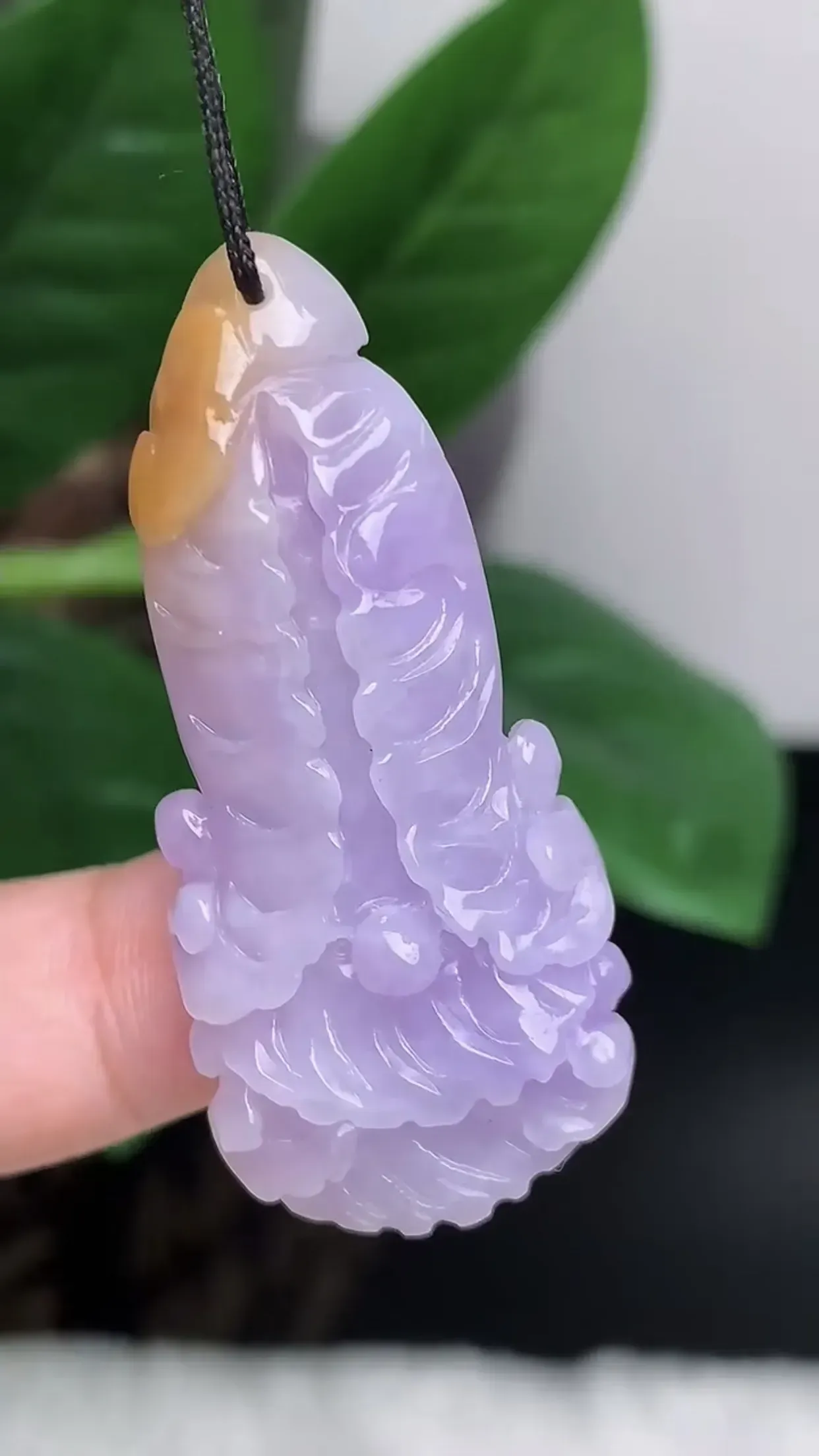 缅甸玉天然A货翡翠 老坑料起胶冰润紫罗兰 双彩百财聚来 白菜吊坠 玉质细腻 色泽鲜艳 种水好 佩带效果佳 尺寸：46*20.5*9.7mm   y11.73