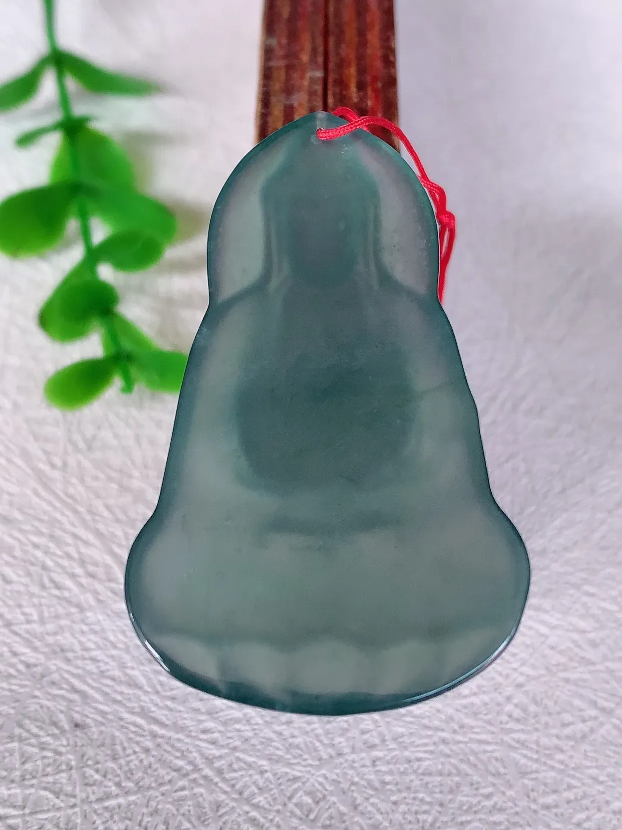 自然光实拍，冰满色观音吊坠，赐福翡翠观音，冰透，起强玻璃光泽，观音面相慈祥，雕琢细致，佩戴气质！#04.22