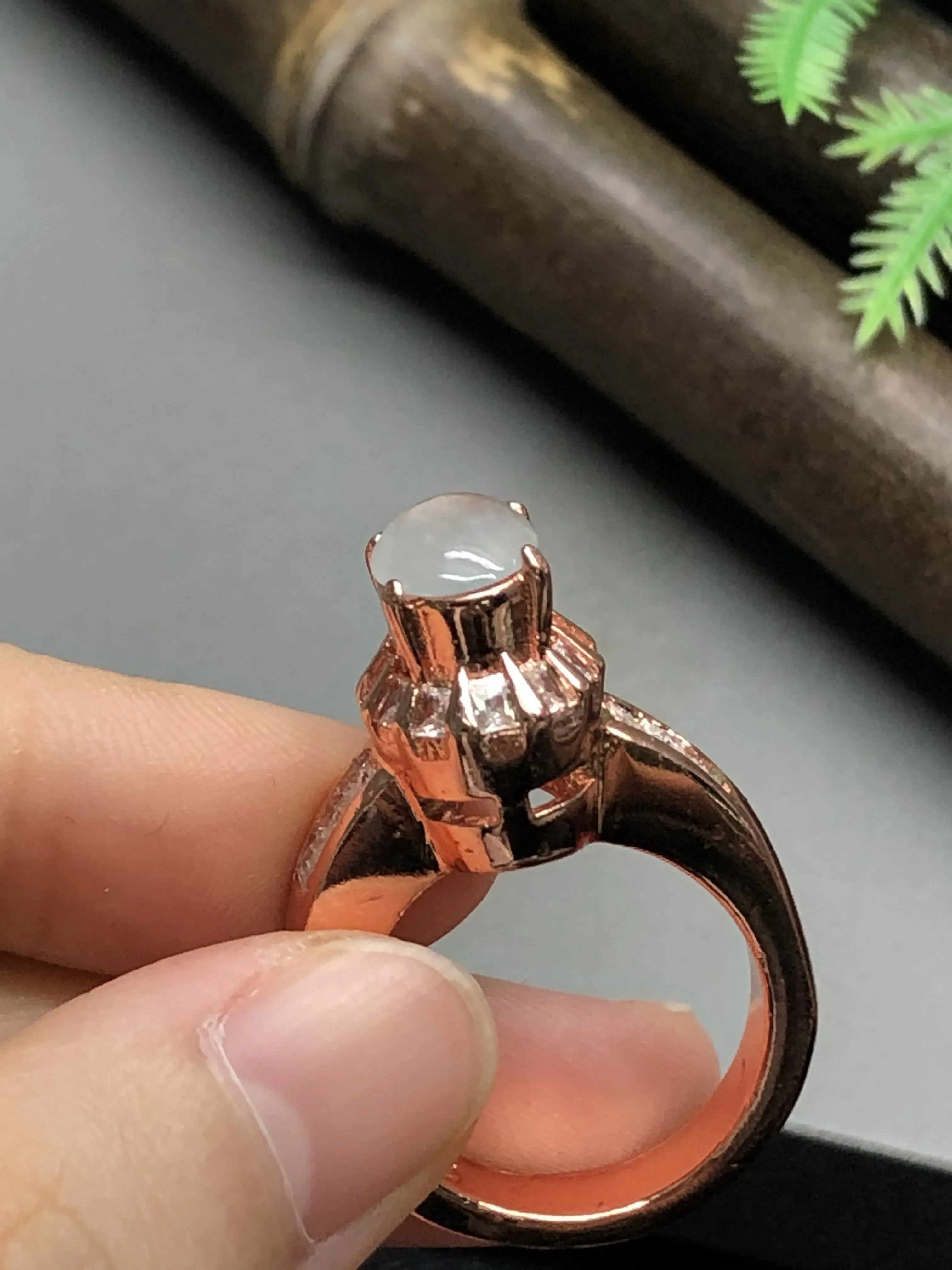 翡翠戒指，铜托镶嵌
