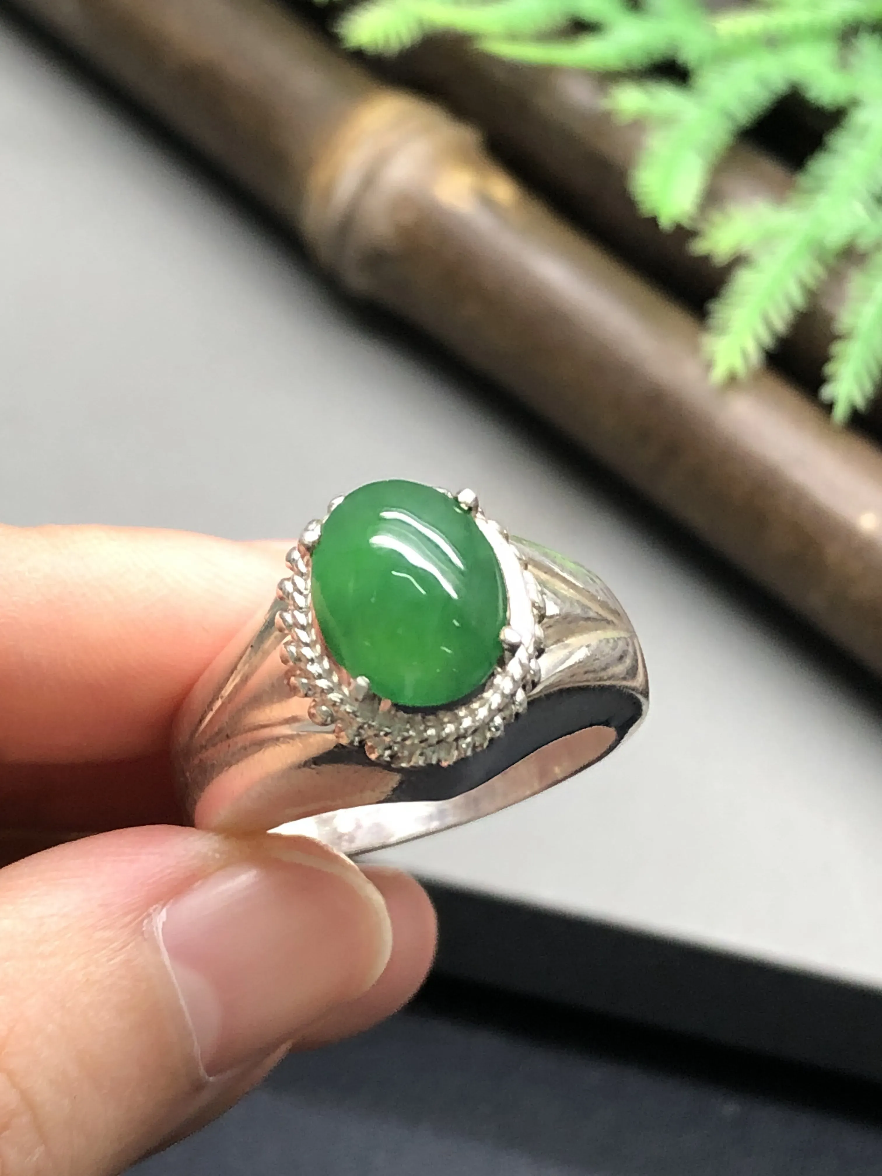 翡翠戒指，铜托镶嵌