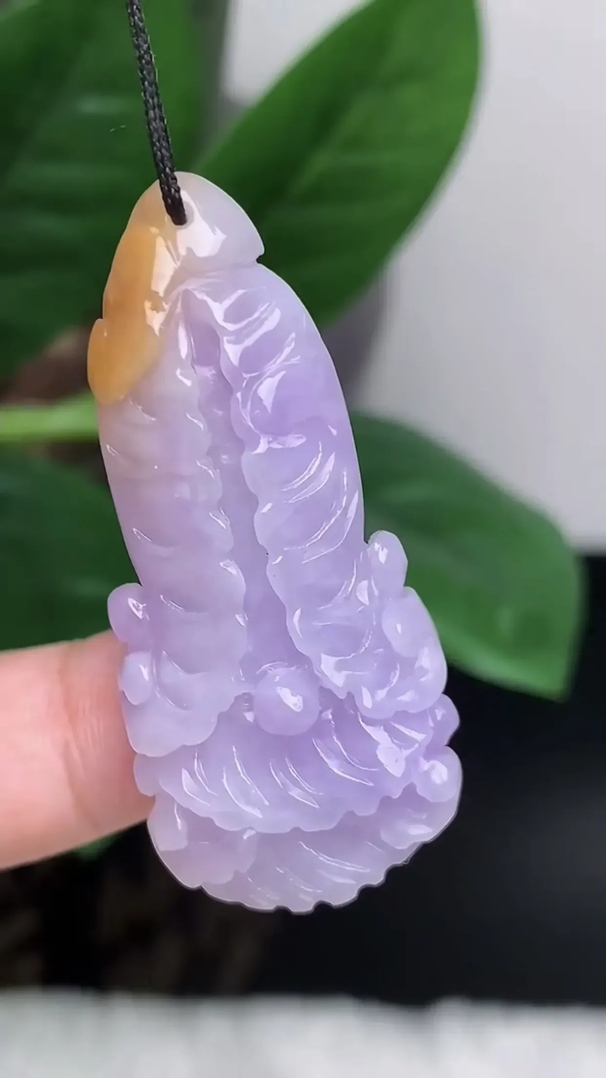 缅甸玉天然A货翡翠 老坑料起胶冰润紫罗兰 双彩百财聚来 白菜吊坠 玉质细腻 色泽鲜艳 种水好 佩带效果佳 尺寸：46*20.5*9.7mm   y11.73