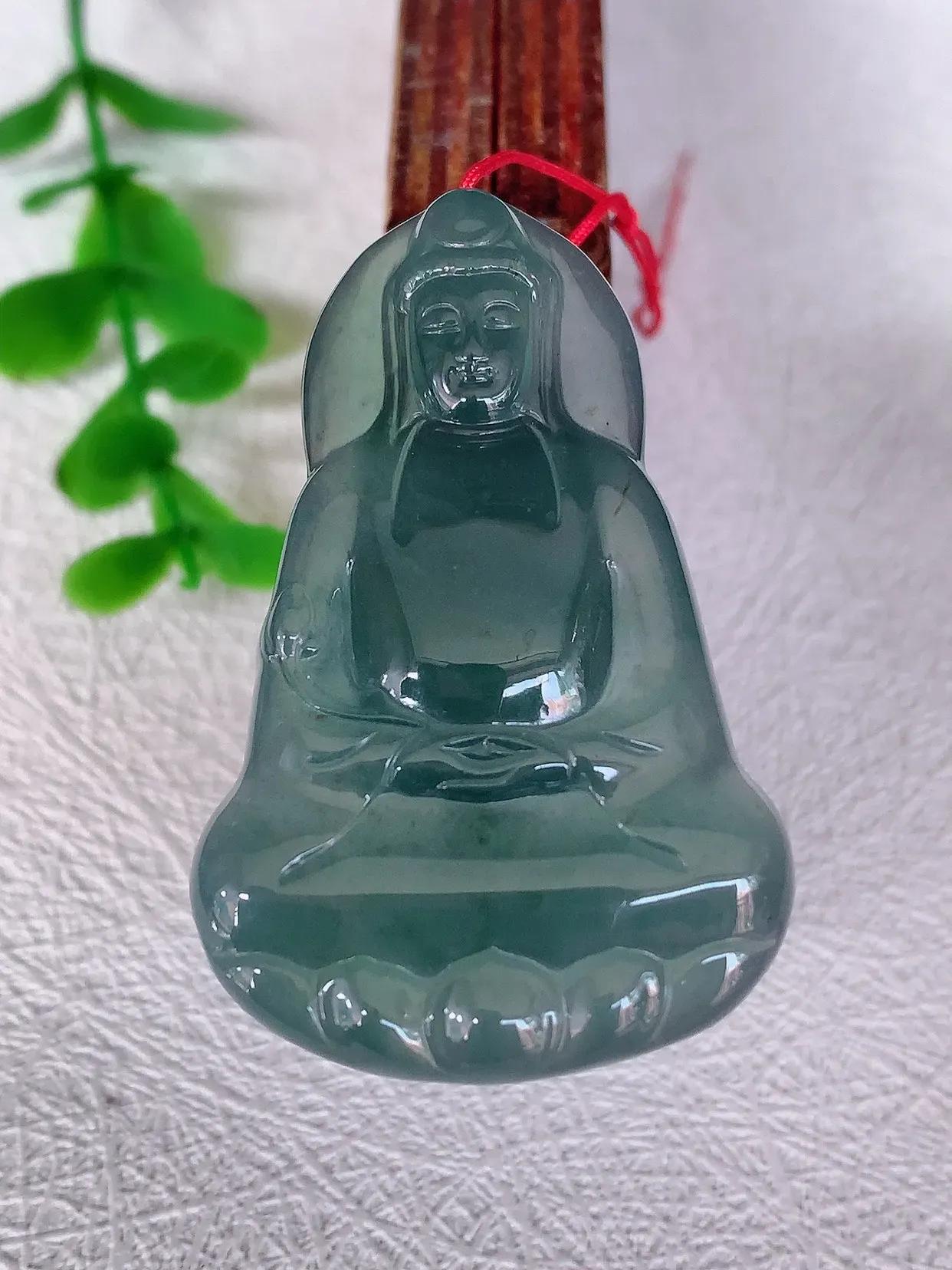 自然光实拍，冰满色观音吊坠，赐福翡翠观音，冰透，起强玻璃光泽，观音面相慈祥，雕琢细致，佩戴气质！#04.22