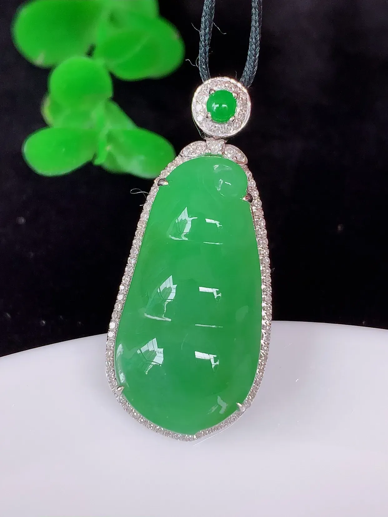 自然光实拍，18K金镶嵌满绿四季豆吊坠，平安豆福豆玉坠，冰润通透，豆粒饱满，寓意：豆蔻年华！#56.21整体33*14.5*8.6裸石24.5*12.6