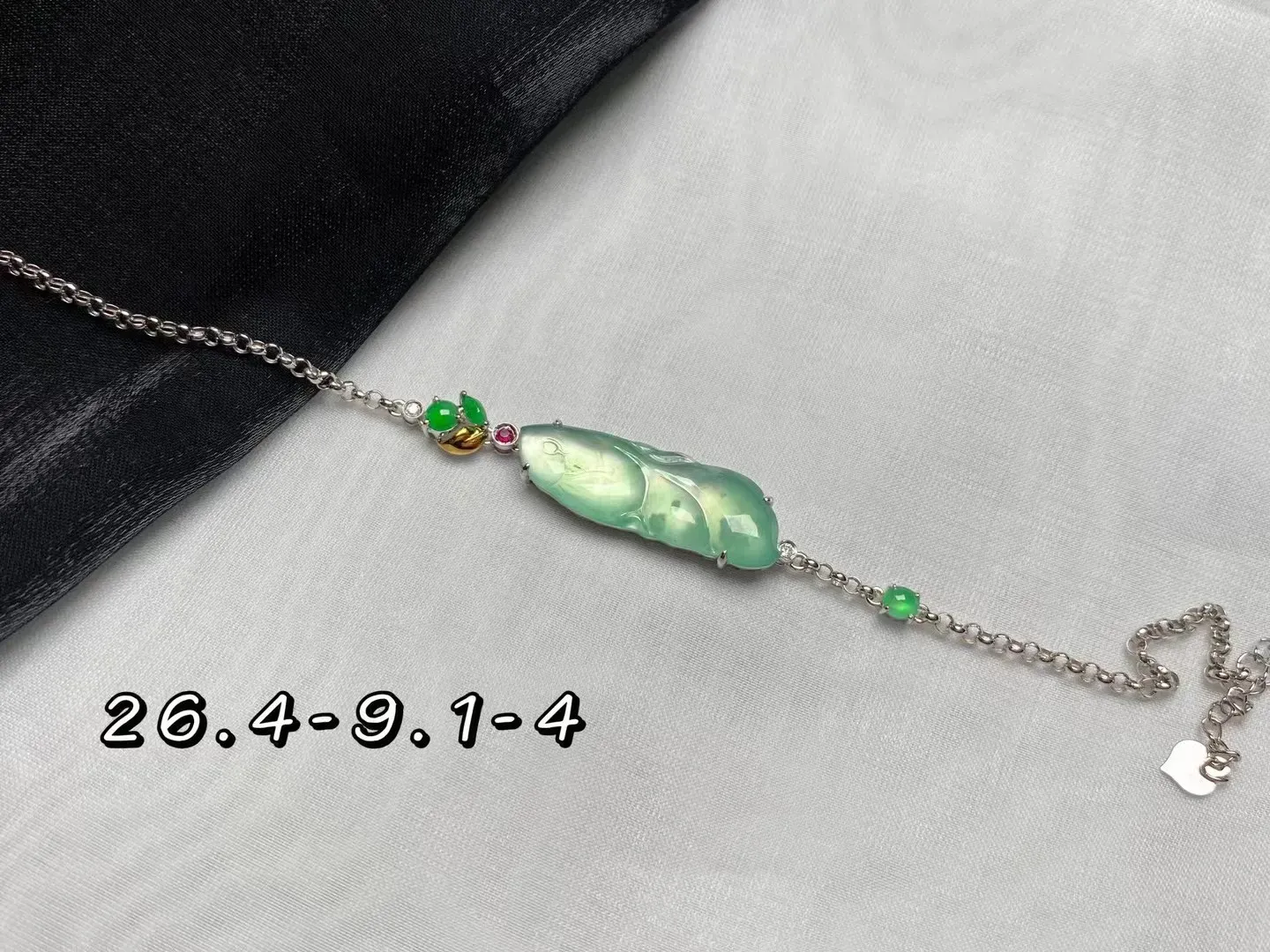 优选推荐高冰晴绿（年年有余）手链，18k金镶嵌，冰清水润，品相佳，颜色靓丽，精致新颖，佩戴时尚出众，尺寸：26.4-9.1-4毫米