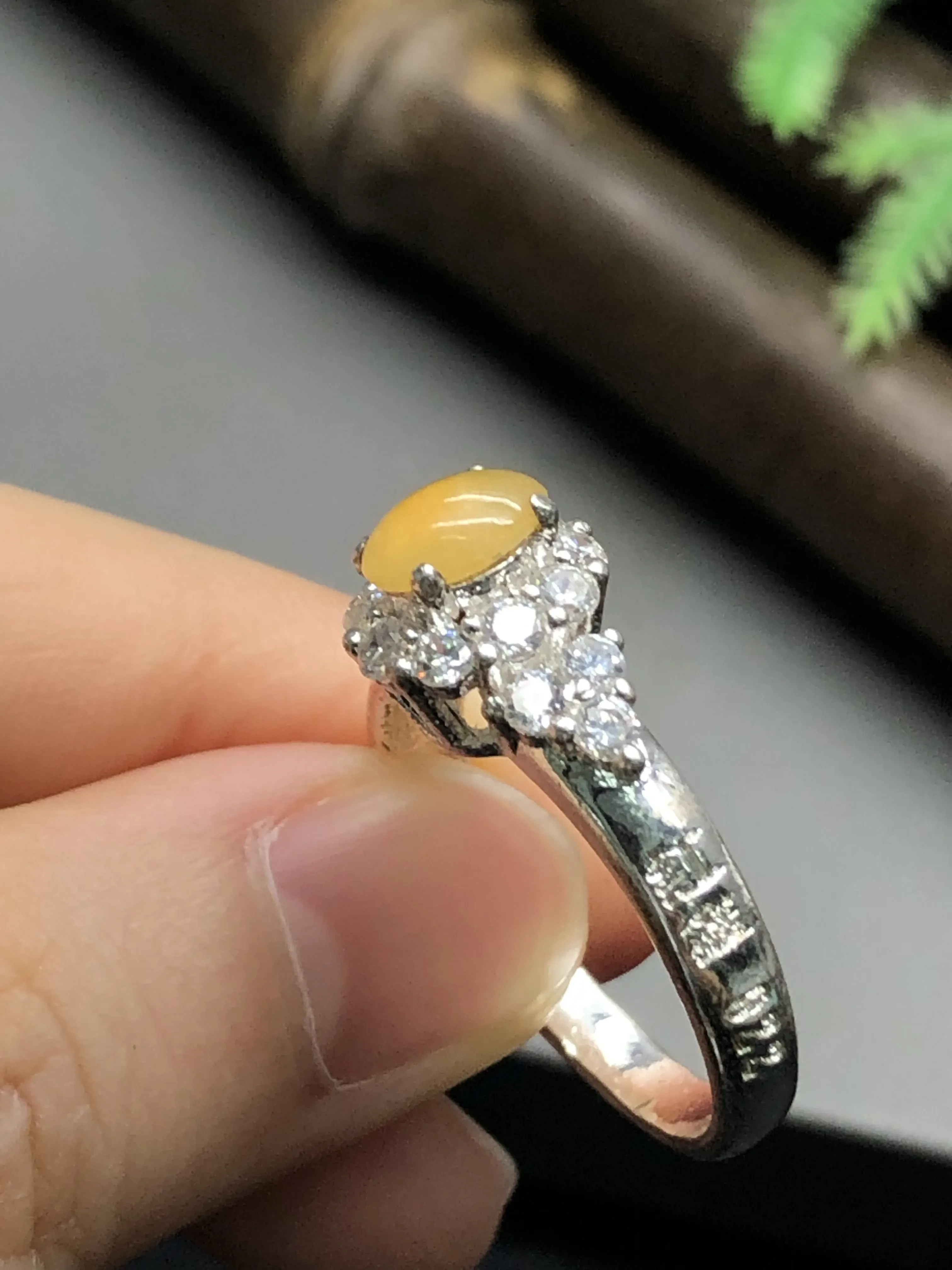 翡翠戒指，铜托镶嵌