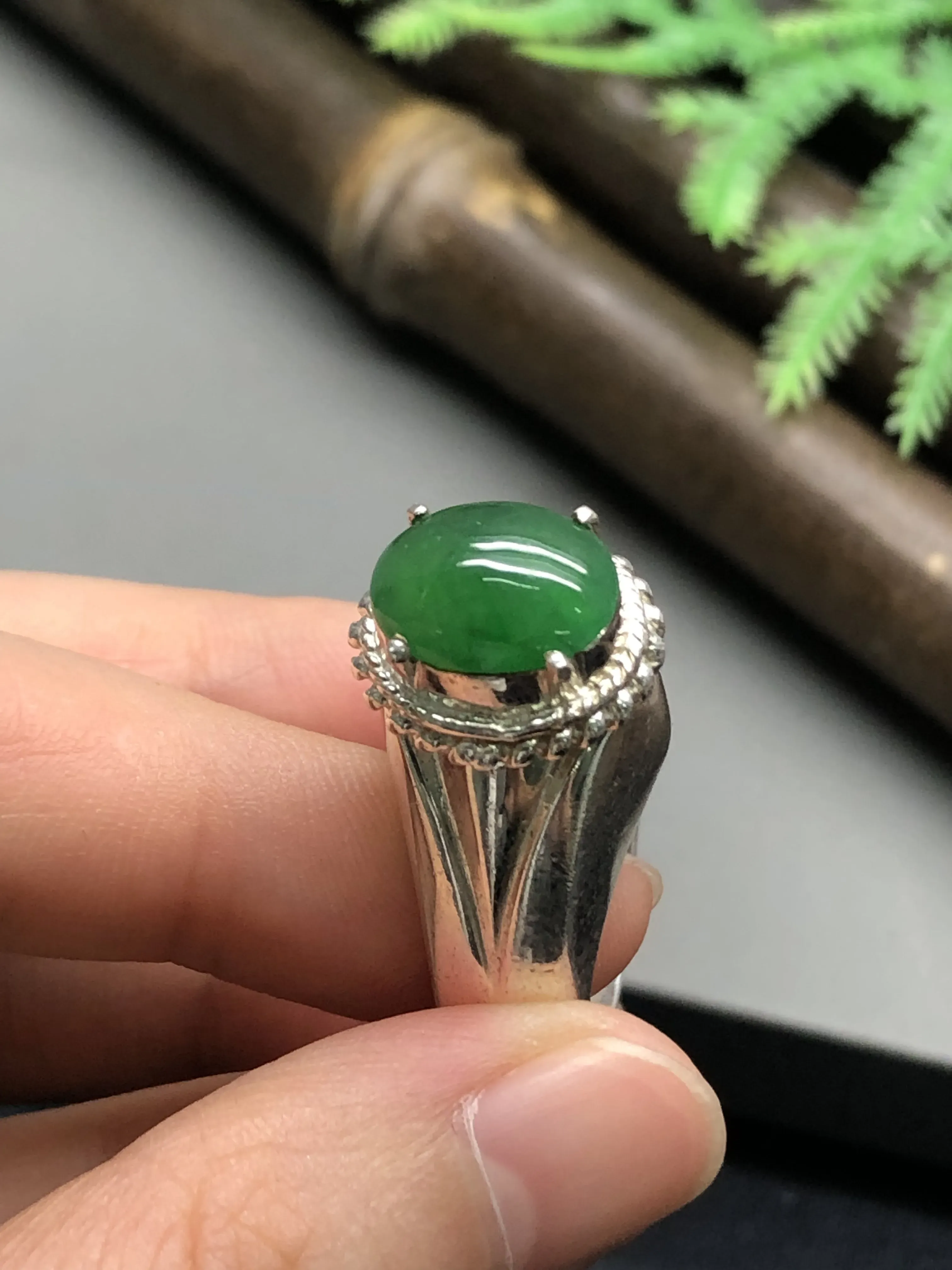 翡翠戒指，铜托镶嵌