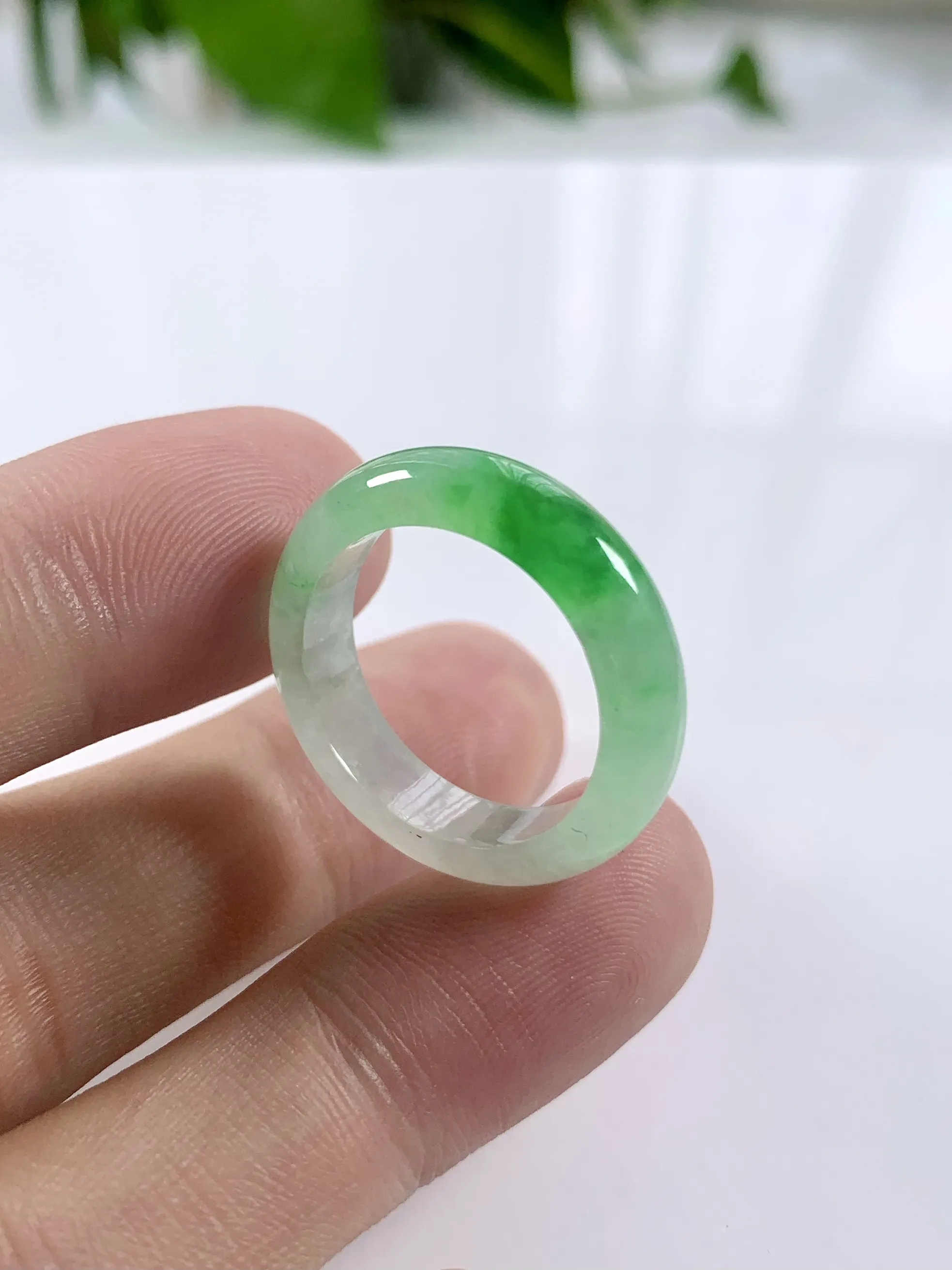 缅甸天然翡翠A货，冰种起胶飘绿指环戒指，尺寸：圈口内径19mm，宽厚5.7/3.7mm