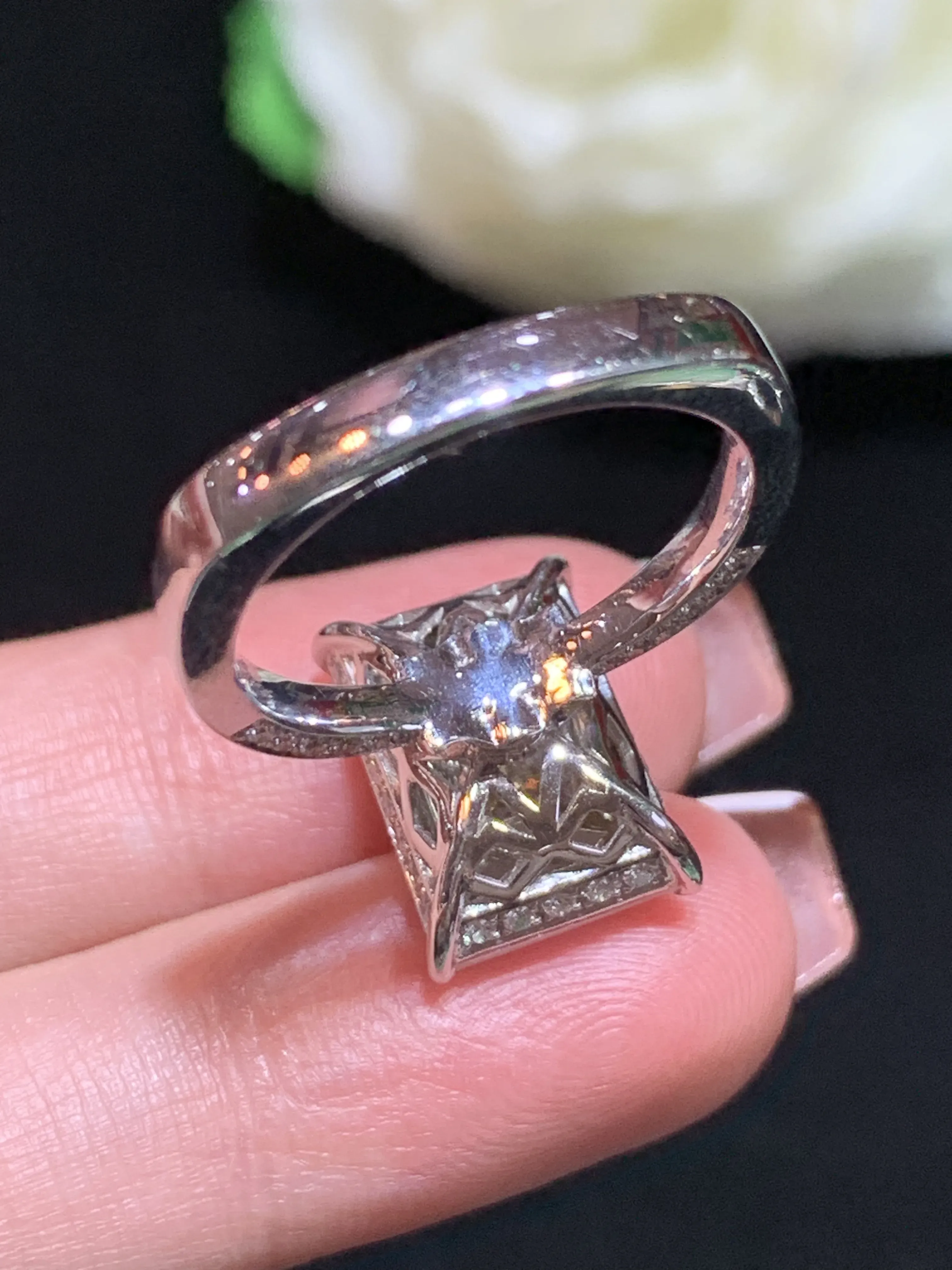 冰种无事牌吊坠，18k金伴钻，冰透起光，佩戴优雅，整体规格：13.9-18.9-8.5