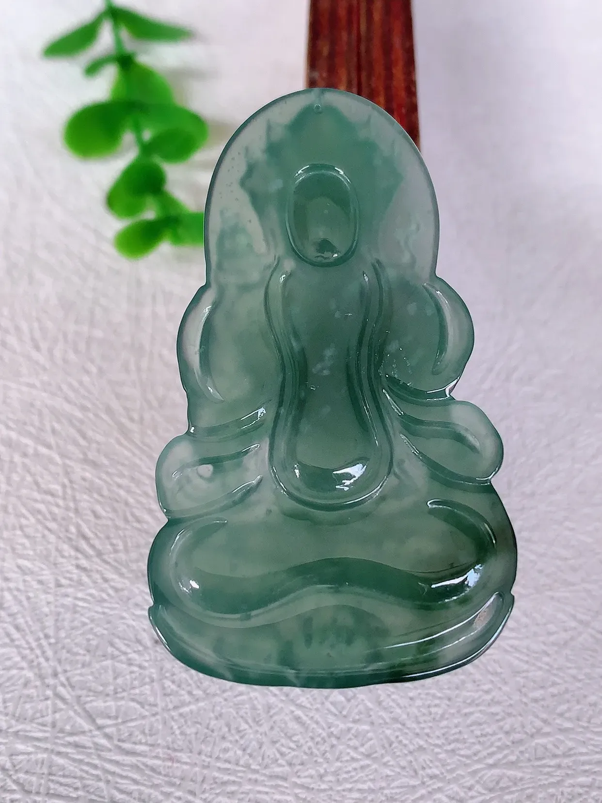 自然光实拍，冰飘花观音吊坠，赐福翡翠观音，冰透，起强玻璃光泽，观音面相慈祥，雕琢细致，佩戴气质！#04.22