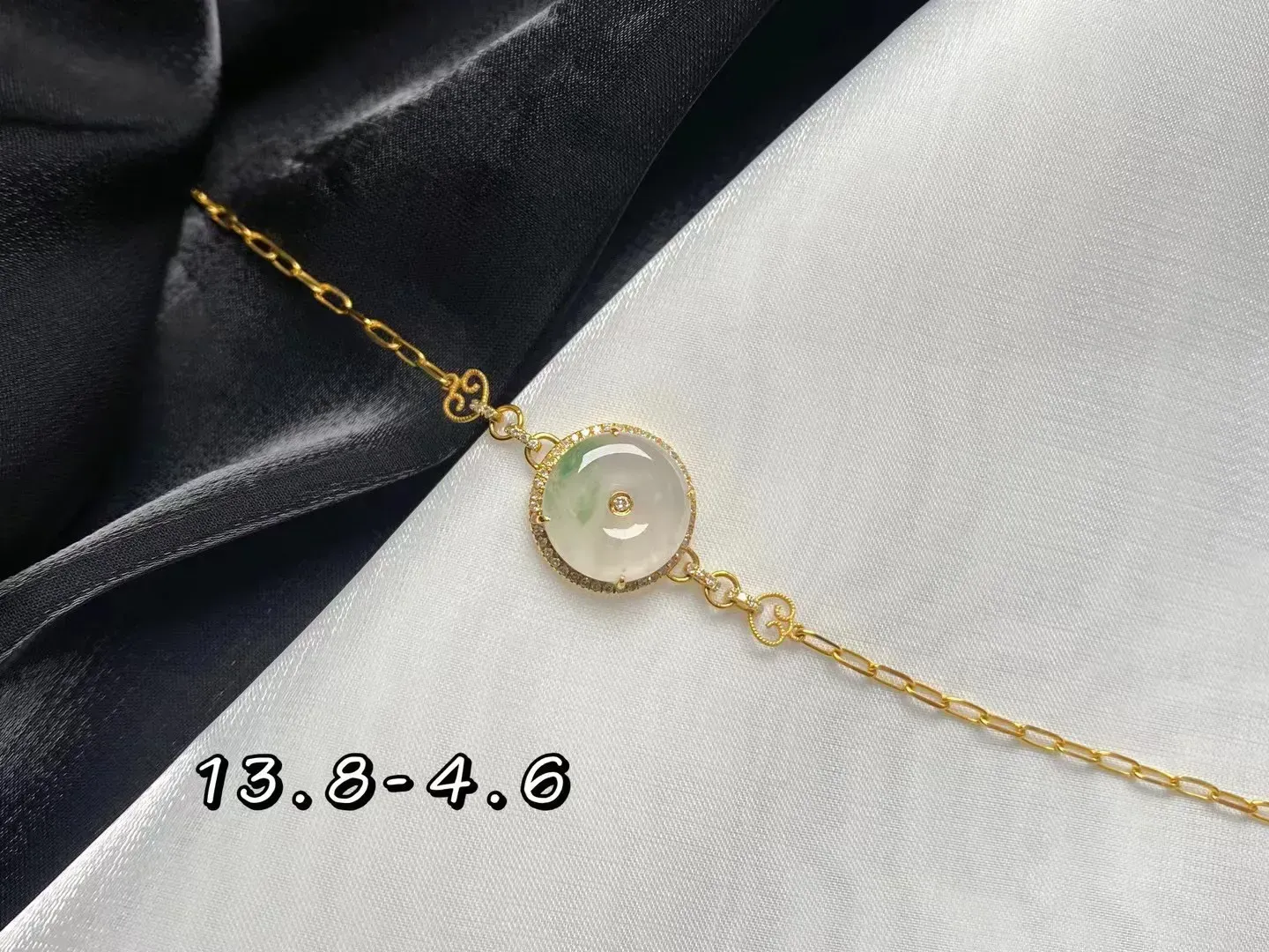 优选推荐冰飘花平安扣手链，18k金镶嵌，冰清水润，品相佳，颜色靓丽，精致新颖，佩戴时尚出众。尺寸：13.8-4.6毫米