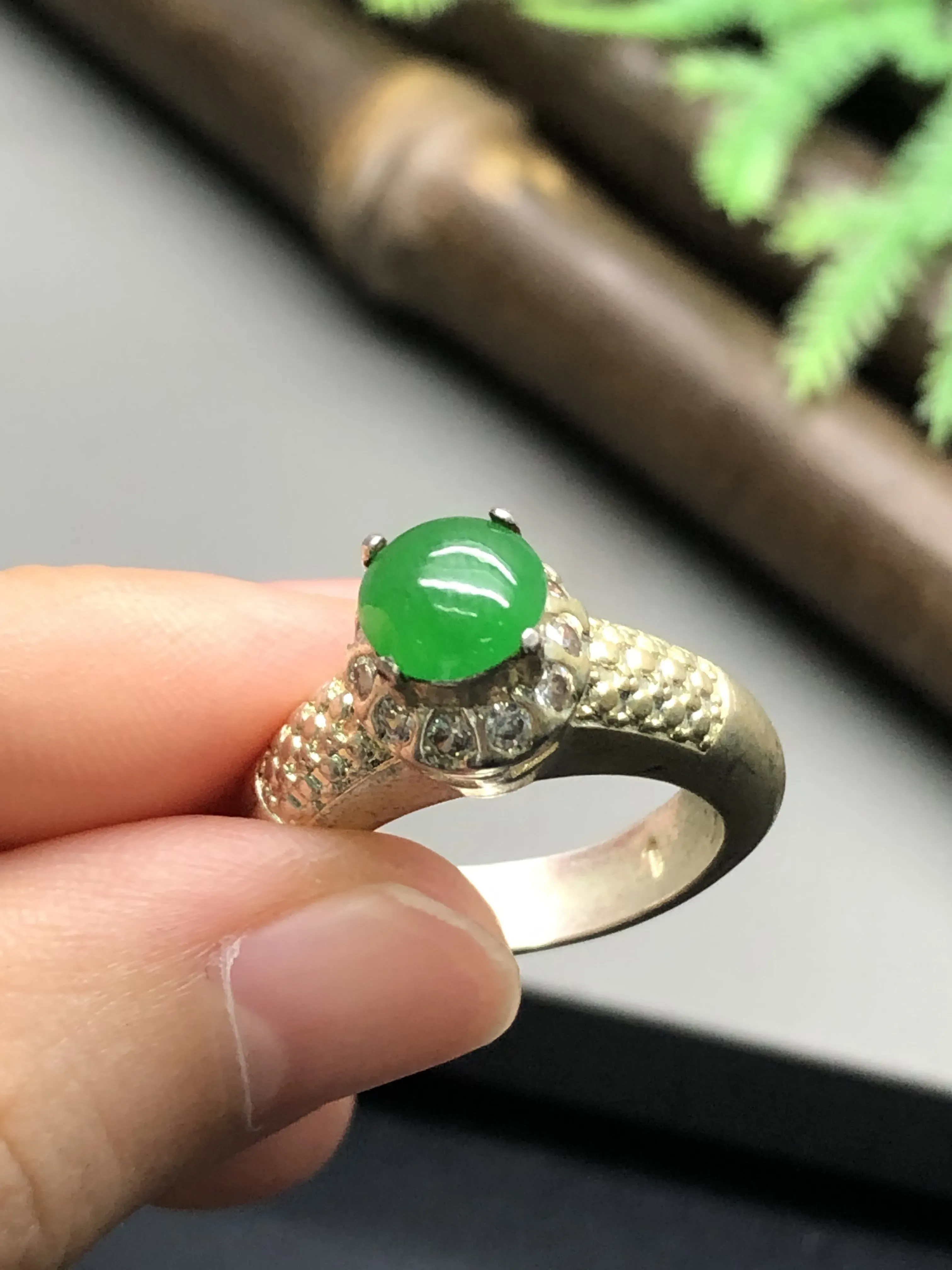 翡翠戒指，铜托镶嵌