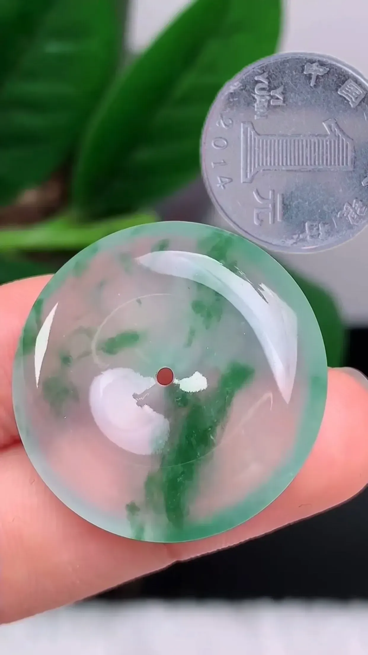缅甸玉天然A货翡翠 老坑料起胶冰种飘花平安扣吊坠 起刚起荧光 圆润通透 玉质细腻 色泽鲜艳 种老水头足 收藏佩戴佳品 尺寸：29.1*5.6mm   y9.33