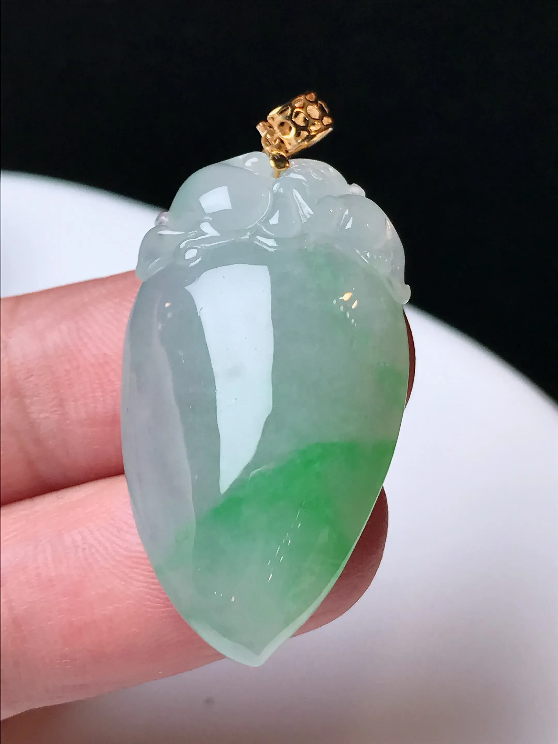 严选推荐福瓜吊坠，老坑水润冰糯种飘花绿福瓜吊坠，18k金镶嵌，饱满圆润，品相佳，佩戴效果佳，尽显气质。种水很好，晶体结构致密，起强玻璃光泽。晶莹透亮，美感十足。高性价比，值得入手。裸石直径约33.3-18.5-8.3毫米
