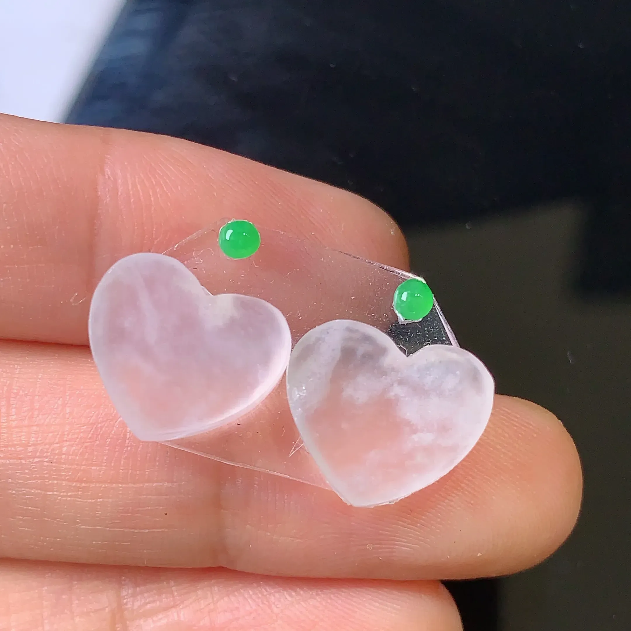 镶嵌款 冰种雪花心形蛋面一对 玉质细腻 水润饱满 色泽艳丽亮眼 搭配绿色小蛋面 整体尺寸11*12.7*2