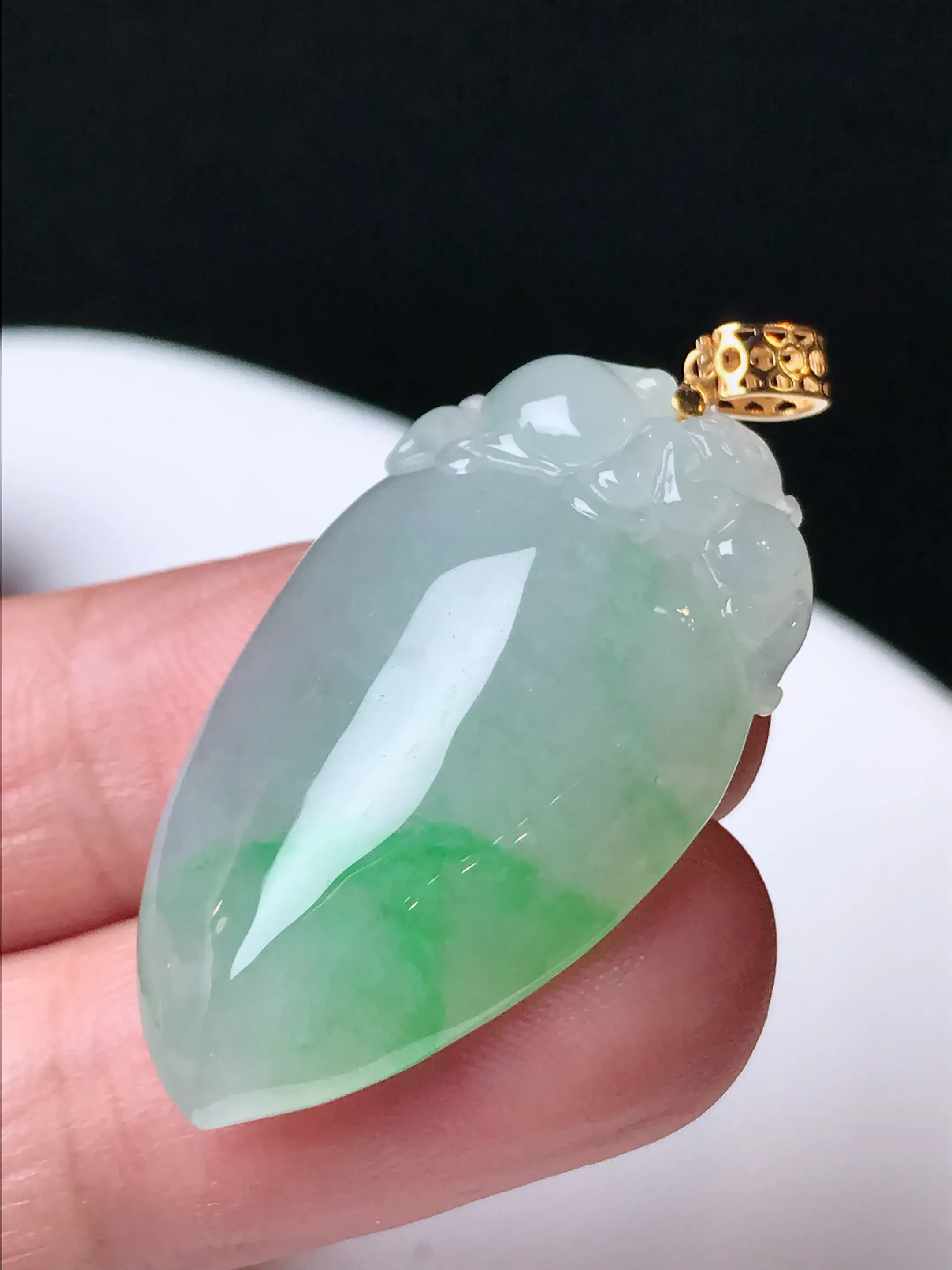 严选推荐福瓜吊坠，老坑水润冰糯种飘花绿福瓜吊坠，18k金镶嵌，饱满圆润，品相佳，佩戴效果佳，尽显气质。种水很好，晶体结构致密，起强玻璃光泽。晶莹透亮，美感十足。高性价比，值得入手。裸石直径约33.3-18.5-8.3毫米