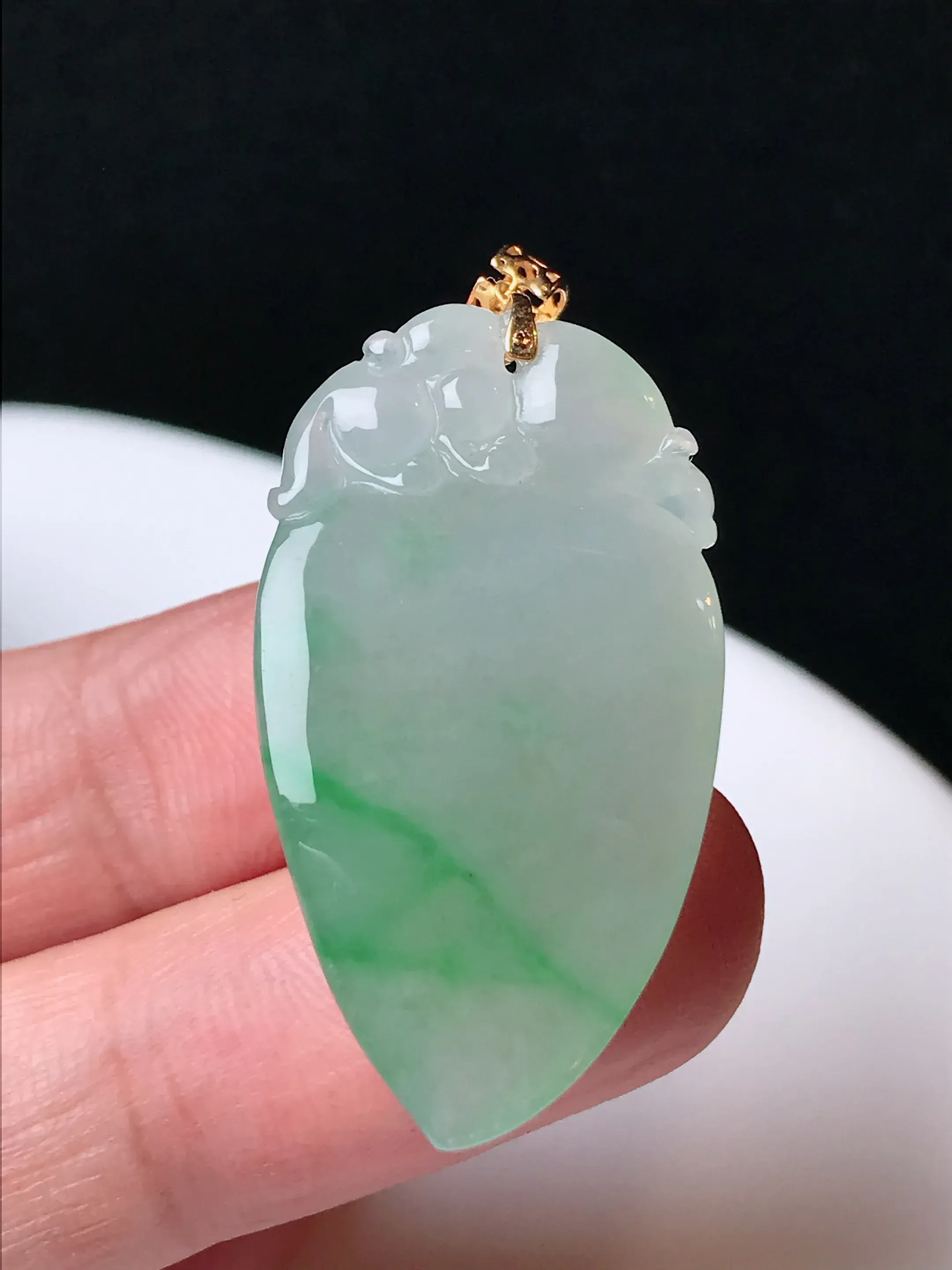 严选推荐福瓜吊坠，老坑水润冰糯种飘花绿福瓜吊坠，18k金镶嵌，饱满圆润，品相佳，佩戴效果佳，尽显气质。种水很好，晶体结构致密，起强玻璃光泽。晶莹透亮，美感十足。高性价比，值得入手。裸石直径约33.3-18.5-8.3毫米