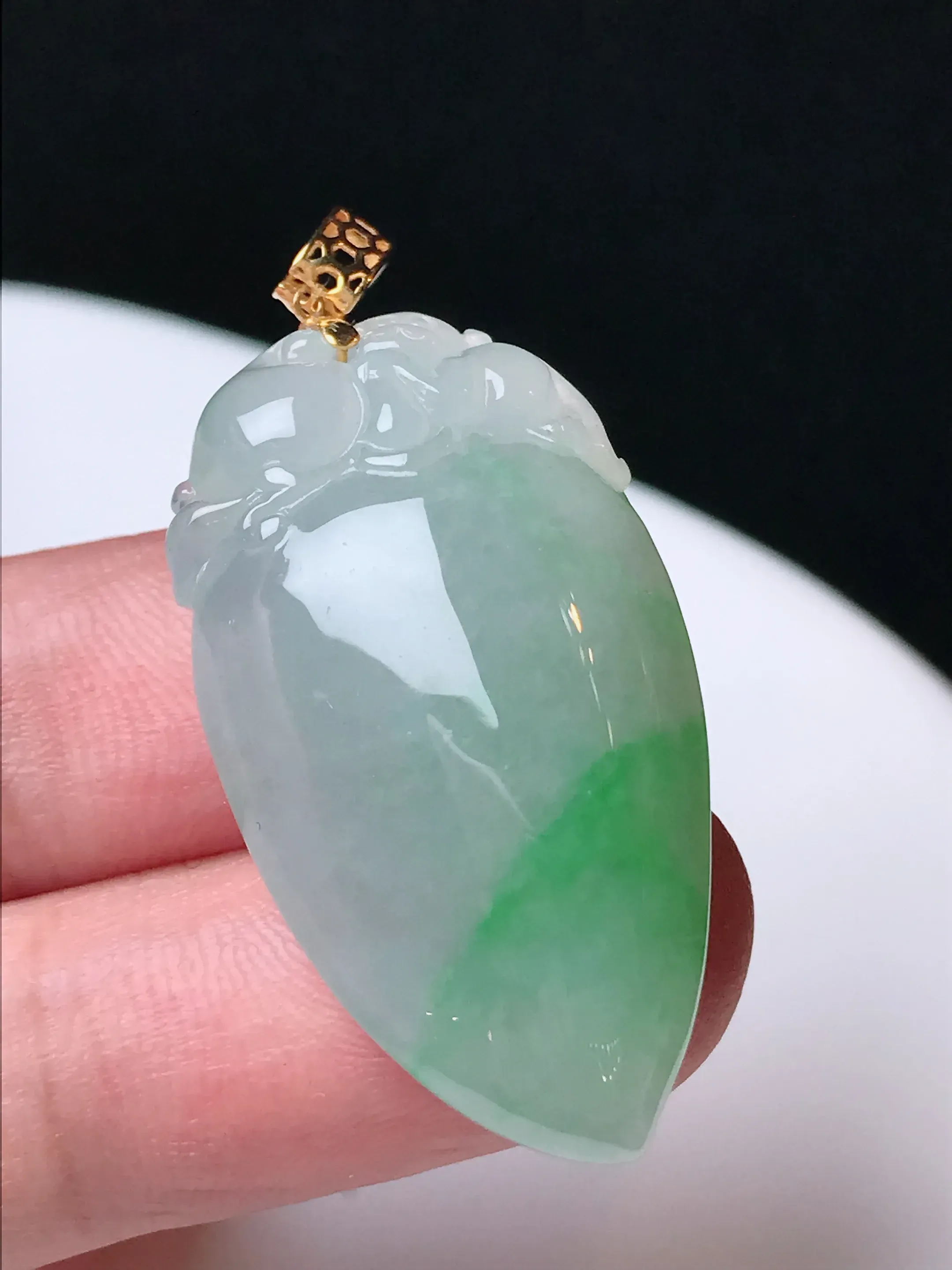 严选推荐福瓜吊坠，老坑水润冰糯种飘花绿福瓜吊坠，18k金镶嵌，饱满圆润，品相佳，佩戴效果佳，尽显气质。种水很好，晶体结构致密，起强玻璃光泽。晶莹透亮，美感十足。高性价比，值得入手。裸石直径约33.3-18.5-8.3毫米