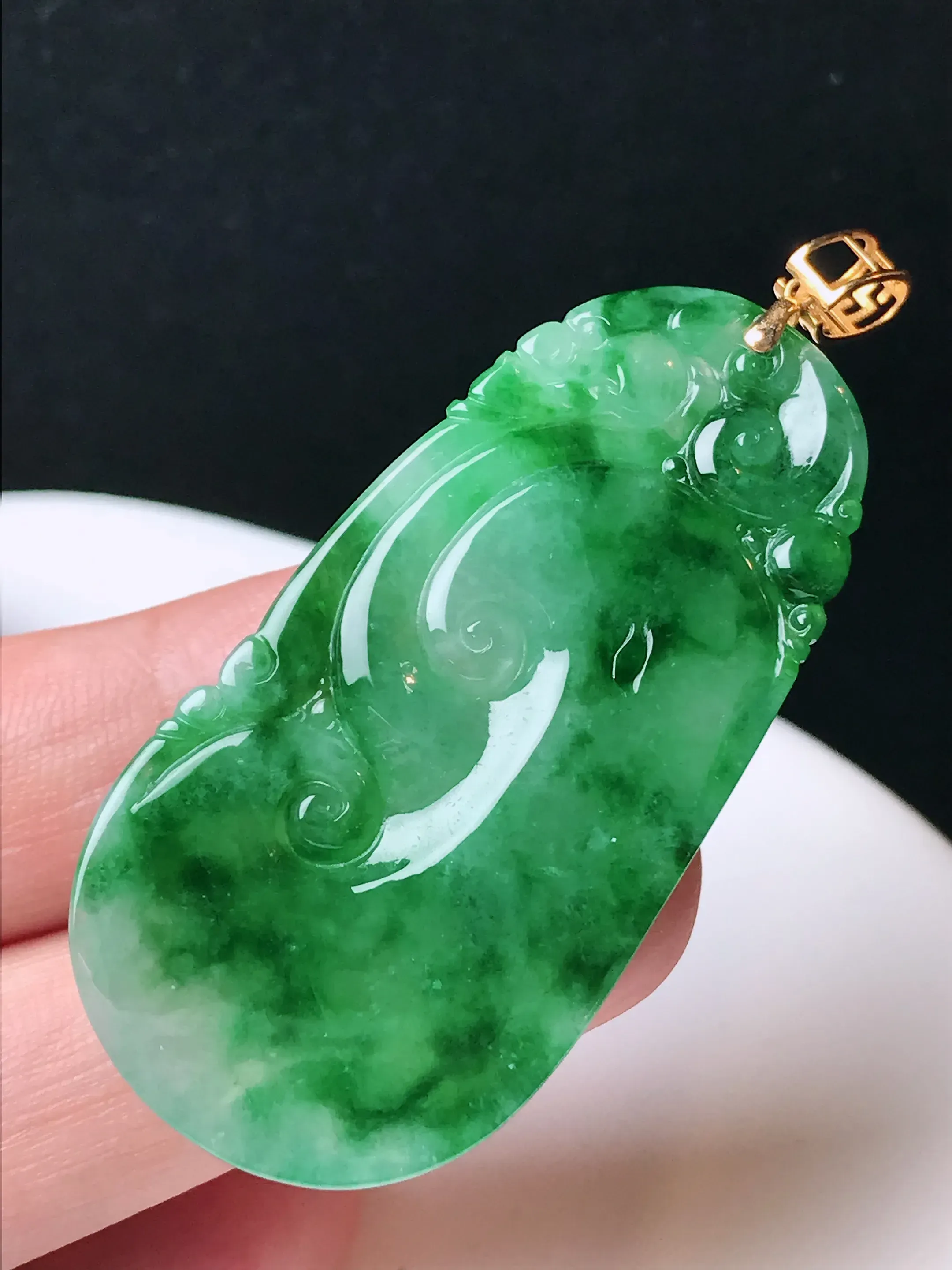 严选推荐万事如意，老坑冰种飘花绿翡翠如意挂件，品相佳，佩戴效果出众，尽显气质。种水上乘，晶莹剔透，起强玻璃光泽。高性价比，高收藏价值，值得入手。裸石尺寸约48.4-24.5-5.3毫米