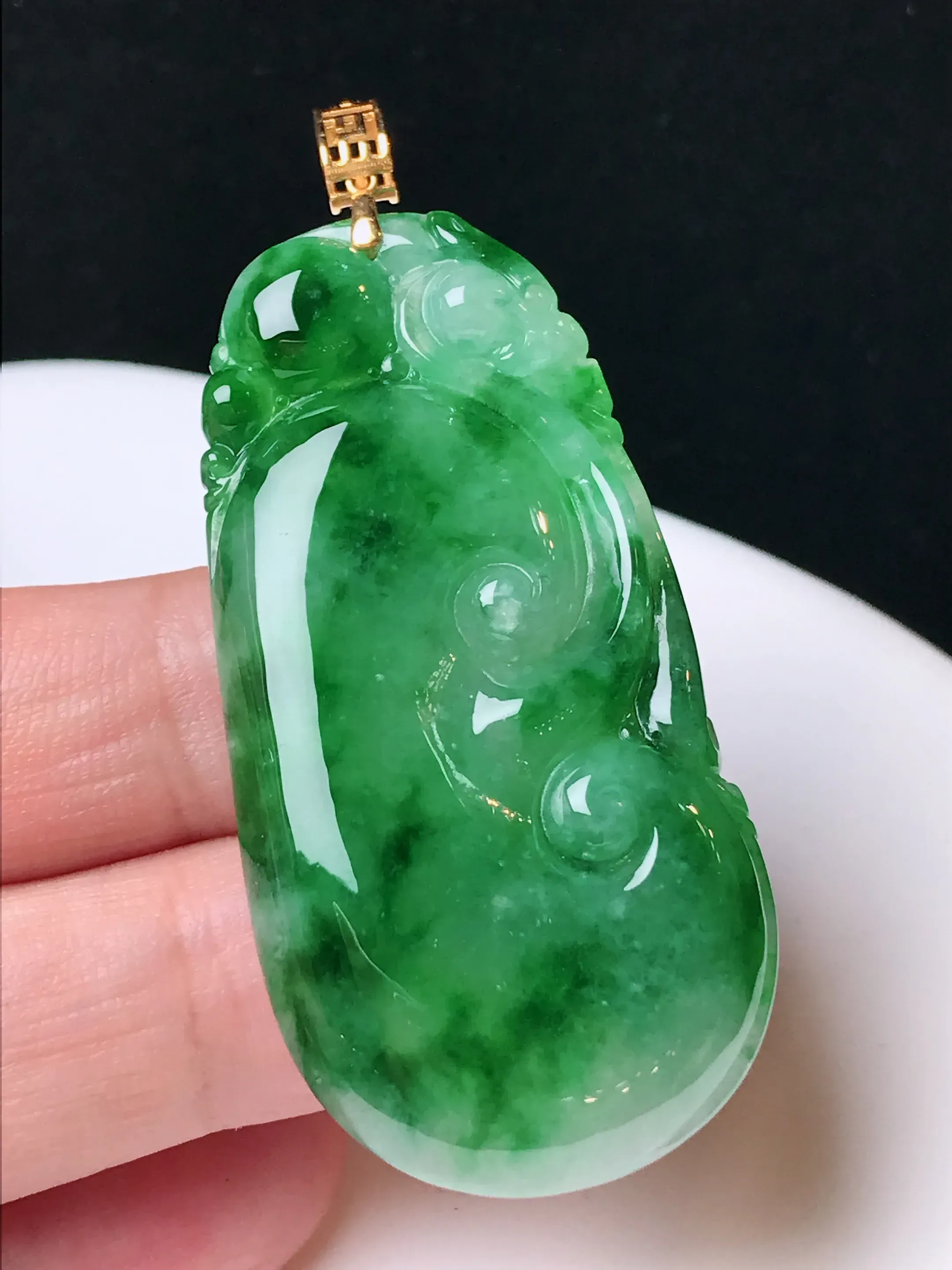 严选推荐万事如意，老坑冰种飘花绿翡翠如意挂件，品相佳，佩戴效果出众，尽显气质。种水上乘，晶莹剔透，起强玻璃光泽。高性价比，高收藏价值，值得入手。裸石尺寸约48.4-24.5-5.3毫米