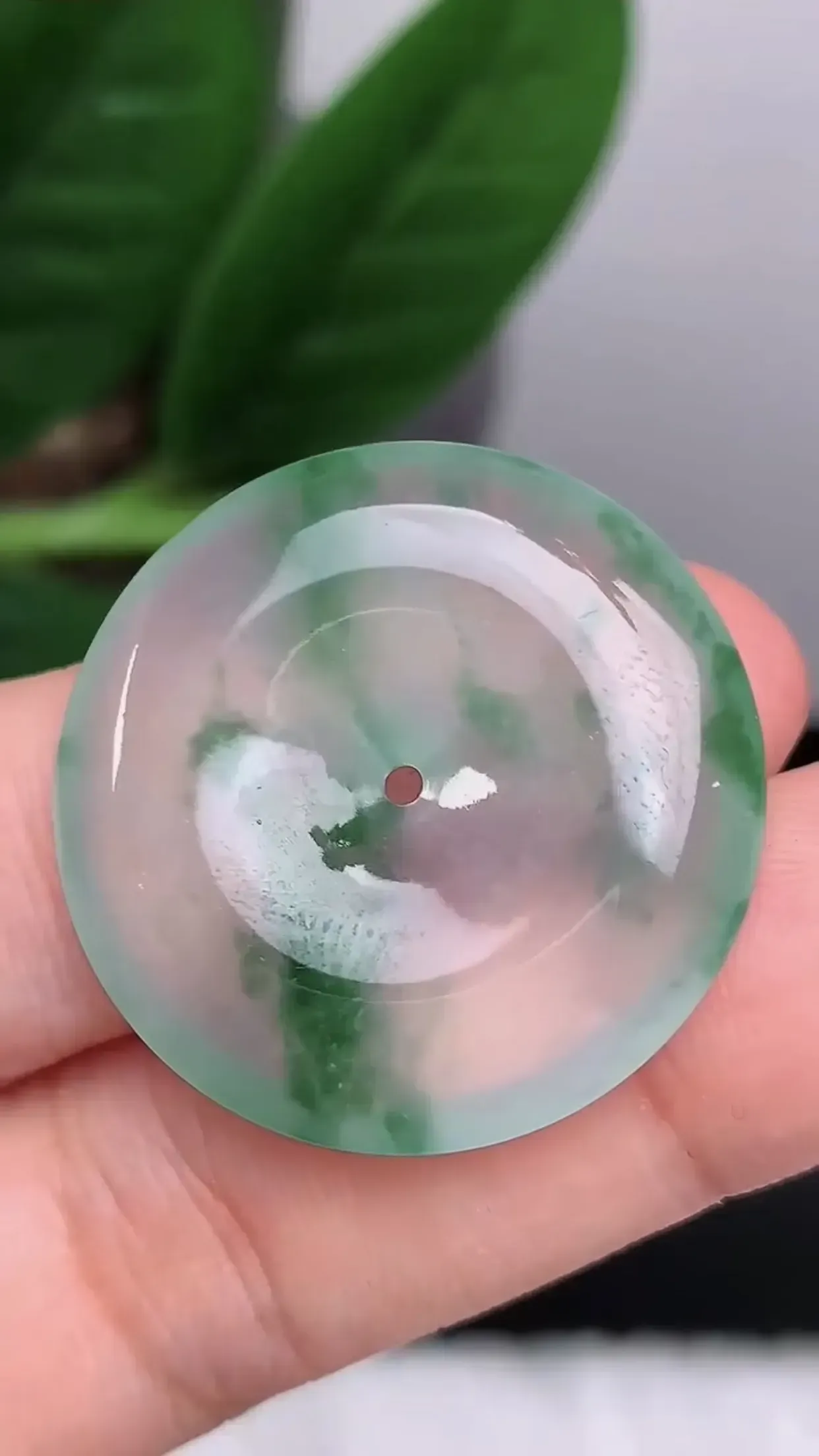 缅甸玉天然A货翡翠 老坑料起胶冰种飘花平安扣吊坠 起刚起荧光 圆润通透 玉质细腻 色泽鲜艳 种老水头足 收藏佩戴佳品 尺寸：29.1*5.6mm   y9.33