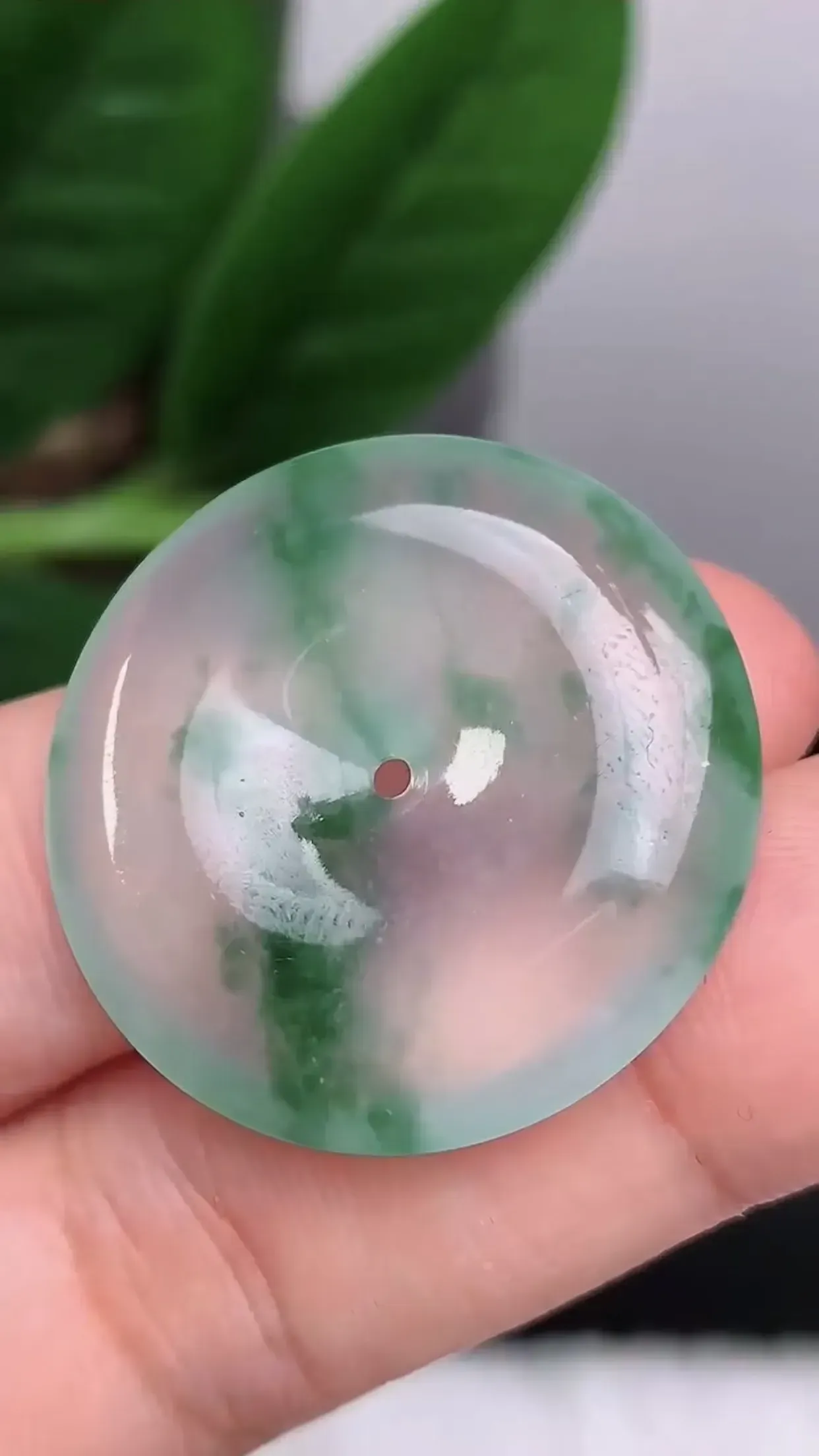 缅甸玉天然A货翡翠 老坑料起胶冰种飘花平安扣吊坠 起刚起荧光 圆润通透 玉质细腻 色泽鲜艳 种老水头足 收藏佩戴佳品 尺寸：29.1*5.6mm   y9.33