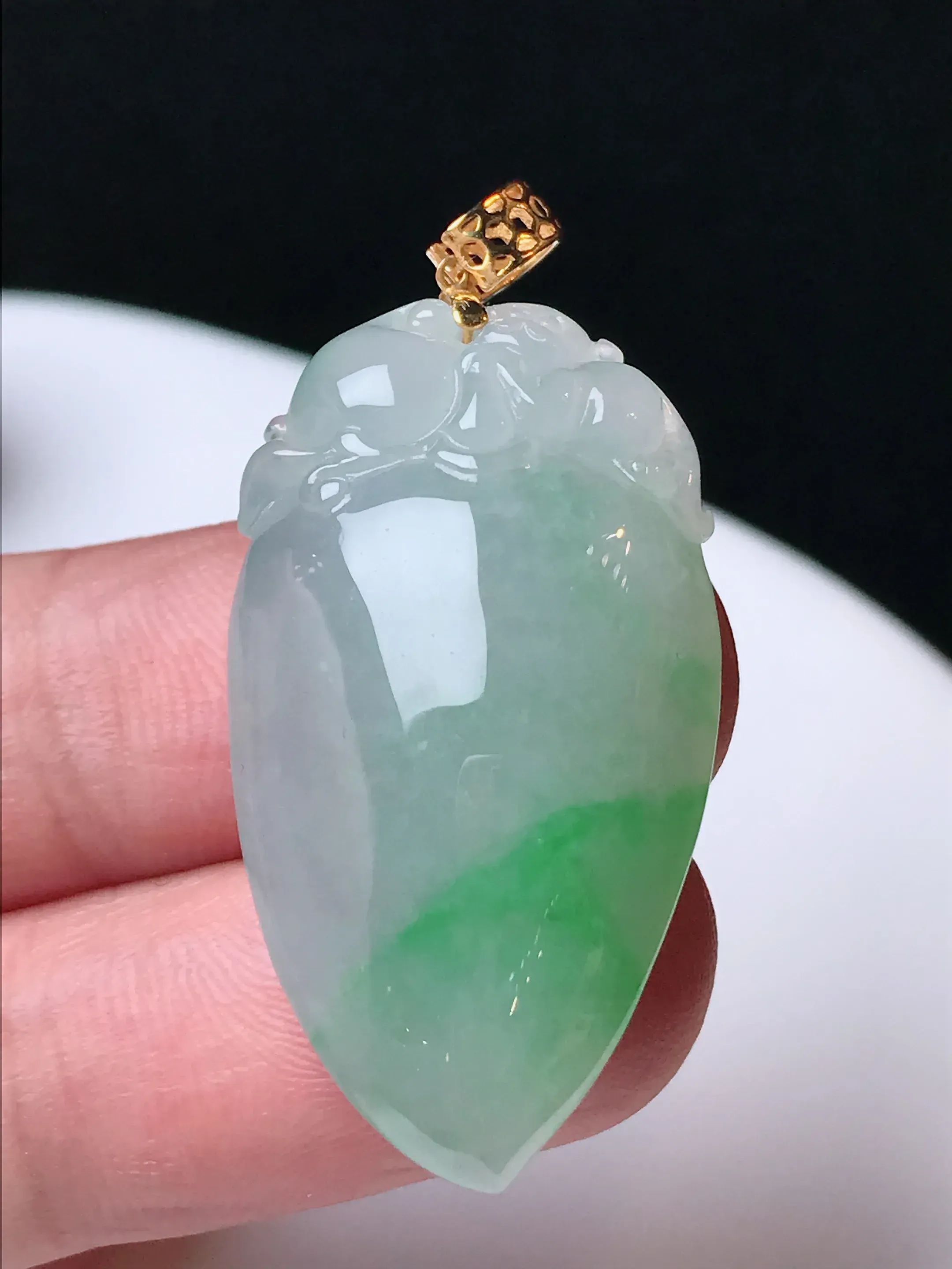 严选推荐福瓜吊坠，老坑水润冰糯种飘花绿福瓜吊坠，18k金镶嵌，饱满圆润，品相佳，佩戴效果佳，尽显气质。种水很好，晶体结构致密，起强玻璃光泽。晶莹透亮，美感十足。高性价比，值得入手。裸石直径约33.3-18.5-8.3毫米