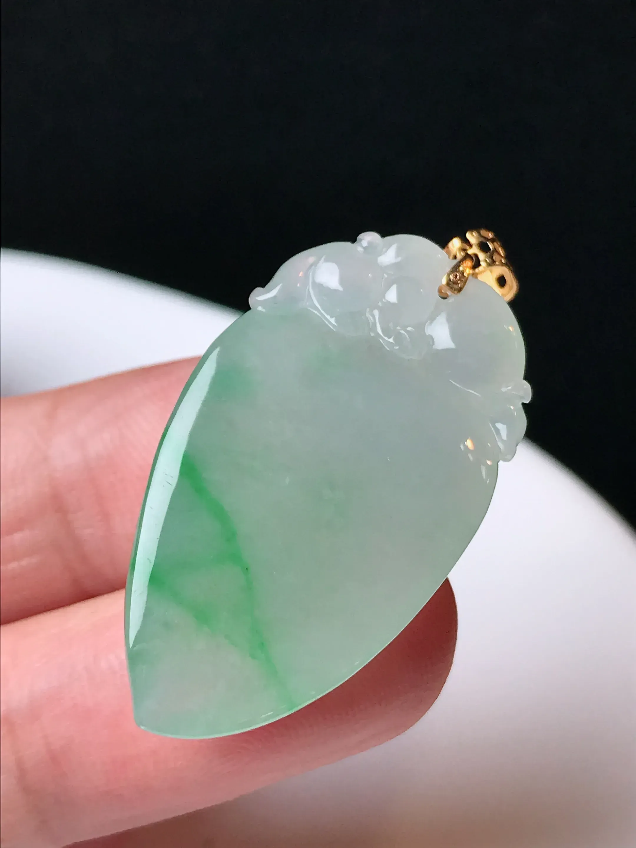 严选推荐福瓜吊坠，老坑水润冰糯种飘花绿福瓜吊坠，18k金镶嵌，饱满圆润，品相佳，佩戴效果佳，尽显气质。种水很好，晶体结构致密，起强玻璃光泽。晶莹透亮，美感十足。高性价比，值得入手。裸石直径约33.3-18.5-8.3毫米