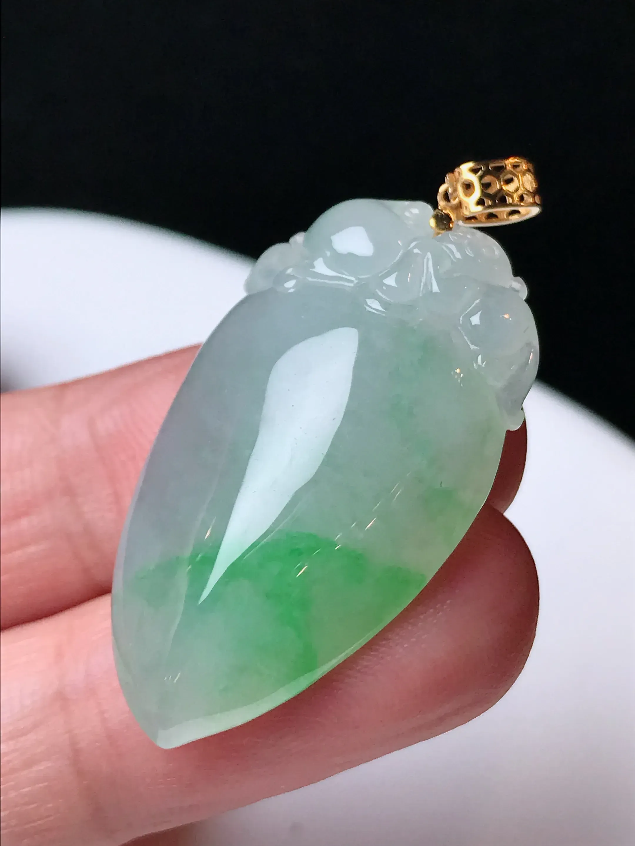 严选推荐福瓜吊坠，老坑水润冰糯种飘花绿福瓜吊坠，18k金镶嵌，饱满圆润，品相佳，佩戴效果佳，尽显气质。种水很好，晶体结构致密，起强玻璃光泽。晶莹透亮，美感十足。高性价比，值得入手。裸石直径约33.3-18.5-8.3毫米