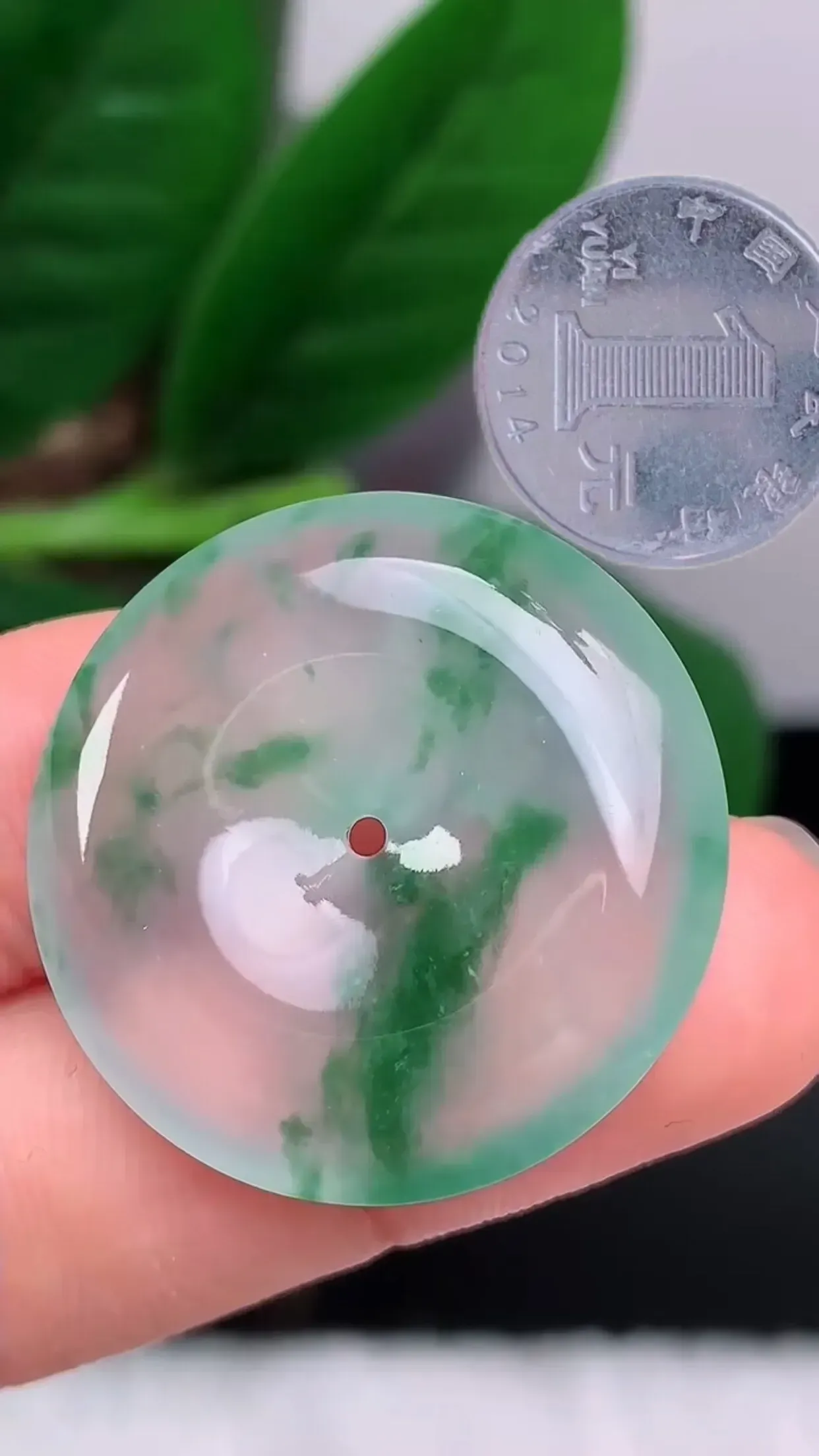 缅甸玉天然A货翡翠 老坑料起胶冰种飘花平安扣吊坠 起刚起荧光 圆润通透 玉质细腻 色泽鲜艳 种老水头足 收藏佩戴佳品 尺寸：29.1*5.6mm   y9.33