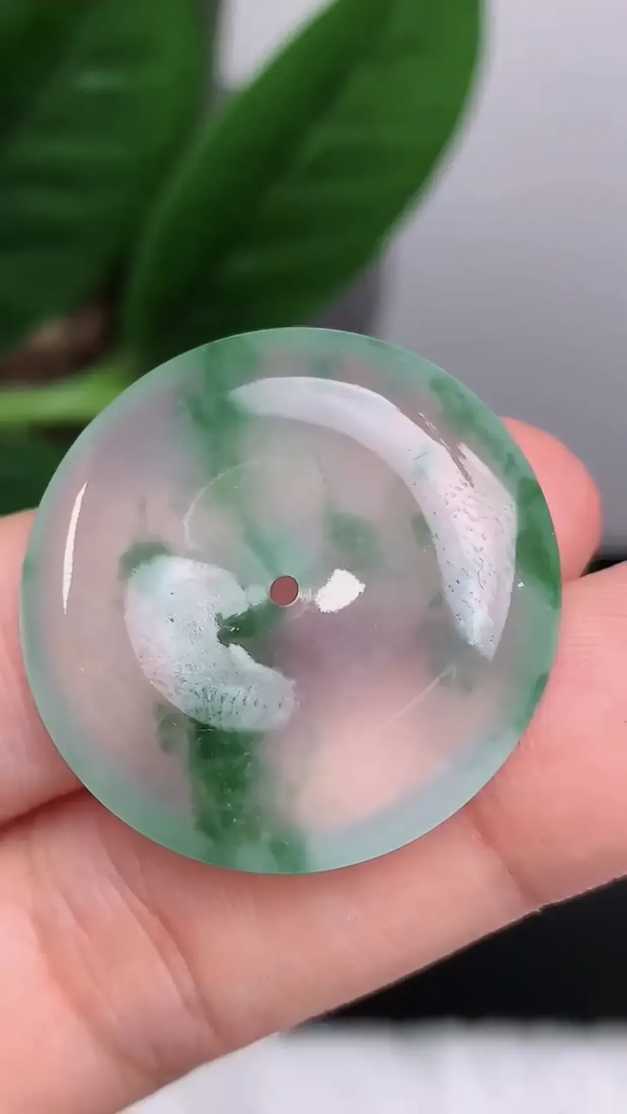 缅甸玉天然A货翡翠 老坑料起胶冰种飘花平安扣吊坠 起刚起荧光 圆润通透 玉质细腻 色泽鲜艳 种老水头足 收藏佩戴佳品 尺寸：29.1*5.6mm   y9.33