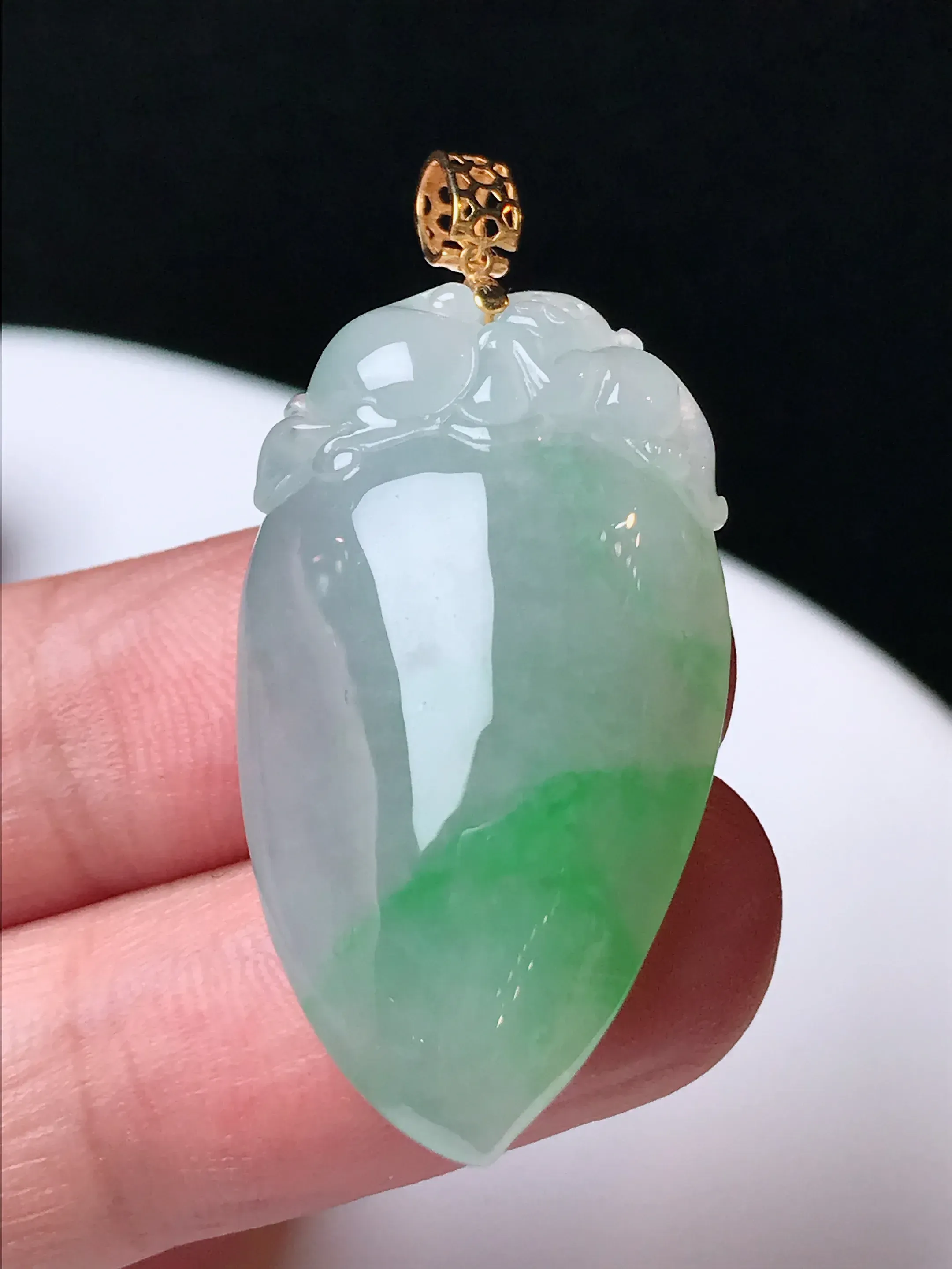 严选推荐福瓜吊坠，老坑水润冰糯种飘花绿福瓜吊坠，18k金镶嵌，饱满圆润，品相佳，佩戴效果佳，尽显气质。种水很好，晶体结构致密，起强玻璃光泽。晶莹透亮，美感十足。高性价比，值得入手。裸石直径约33.3-18.5-8.3毫米