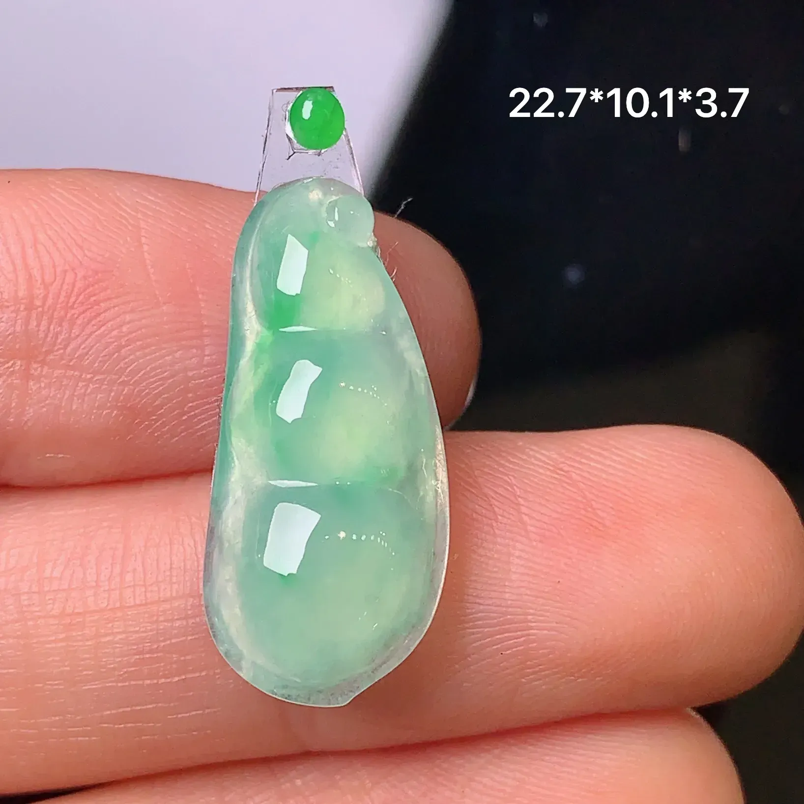 镶嵌款 冰种晴绿四季豆 玉质细腻 水润饱满 色泽艳丽亮眼 搭配绿色小蛋面 整体尺寸22.7*10.1*3.7