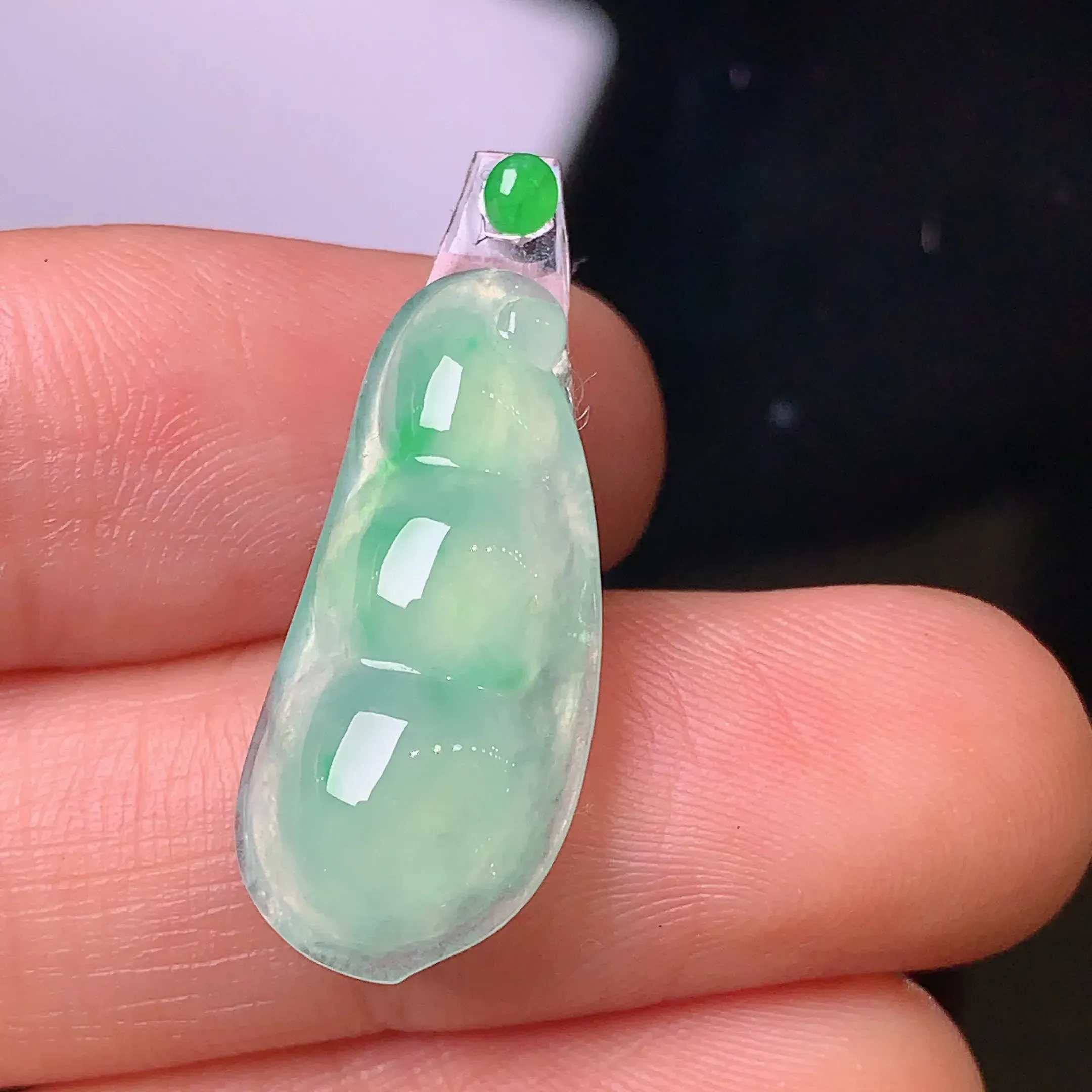 镶嵌款 冰种晴绿四季豆 玉质细腻 水润饱满 色泽艳丽亮眼 搭配绿色小蛋面 整体尺寸22.7*10.1*3.7