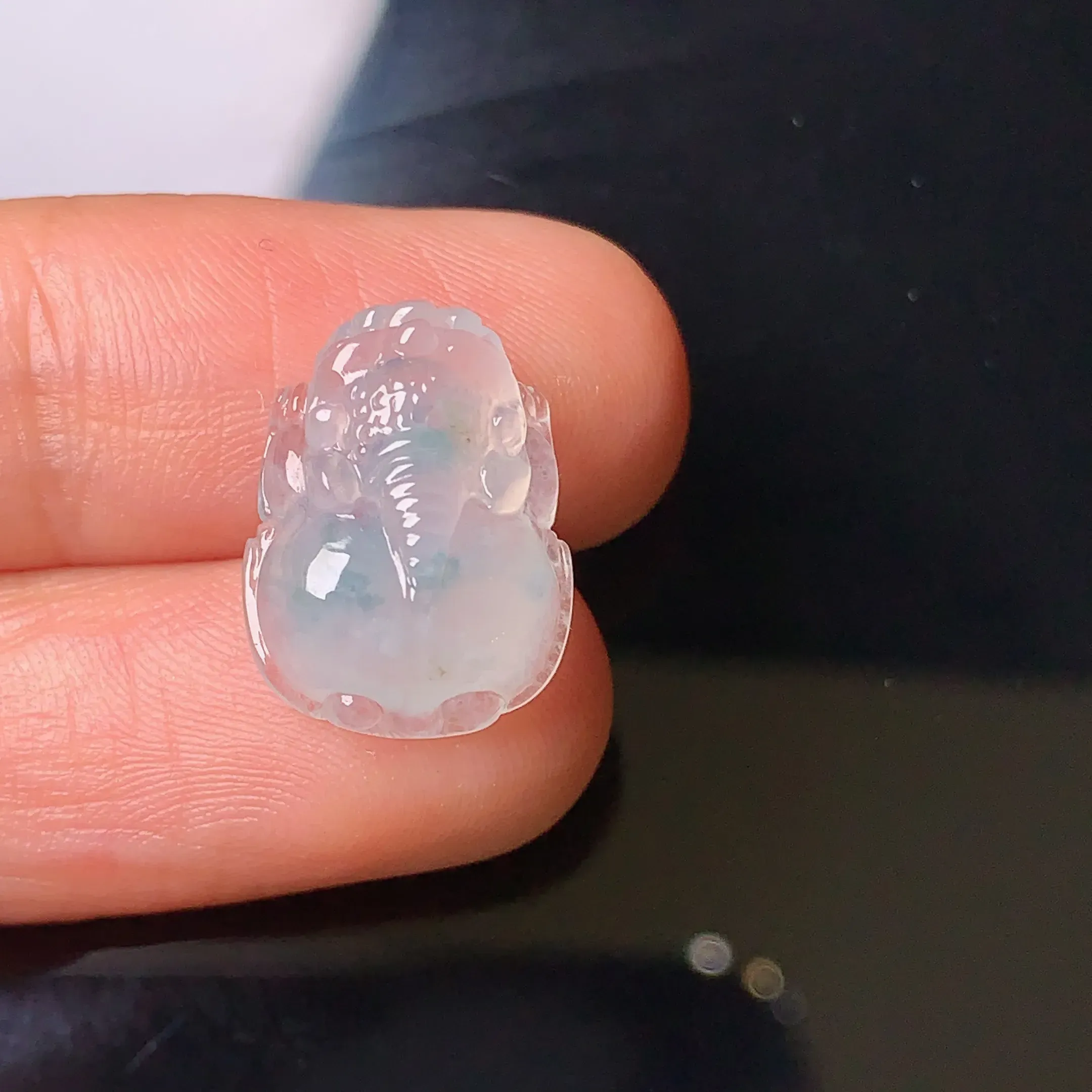 冰种飘绿貔貅吊坠 玉质细腻 雕工精细 线条流畅自然 款式新颖时尚唯美 整体尺寸15*11.5*5.6