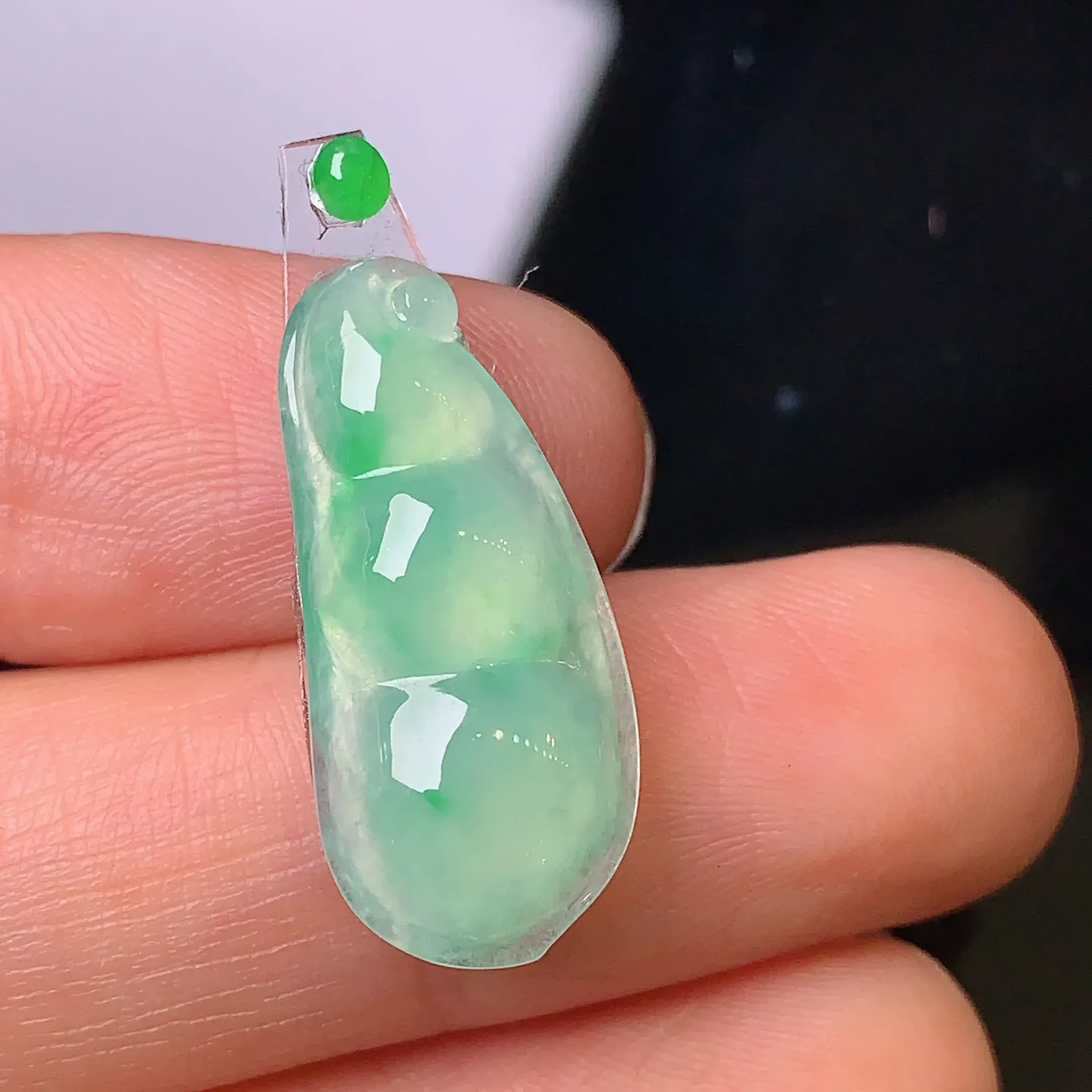 镶嵌款 冰种晴绿四季豆 玉质细腻 水润饱满 色泽艳丽亮眼 搭配绿色小蛋面 整体尺寸22.7*10.1*3.7
