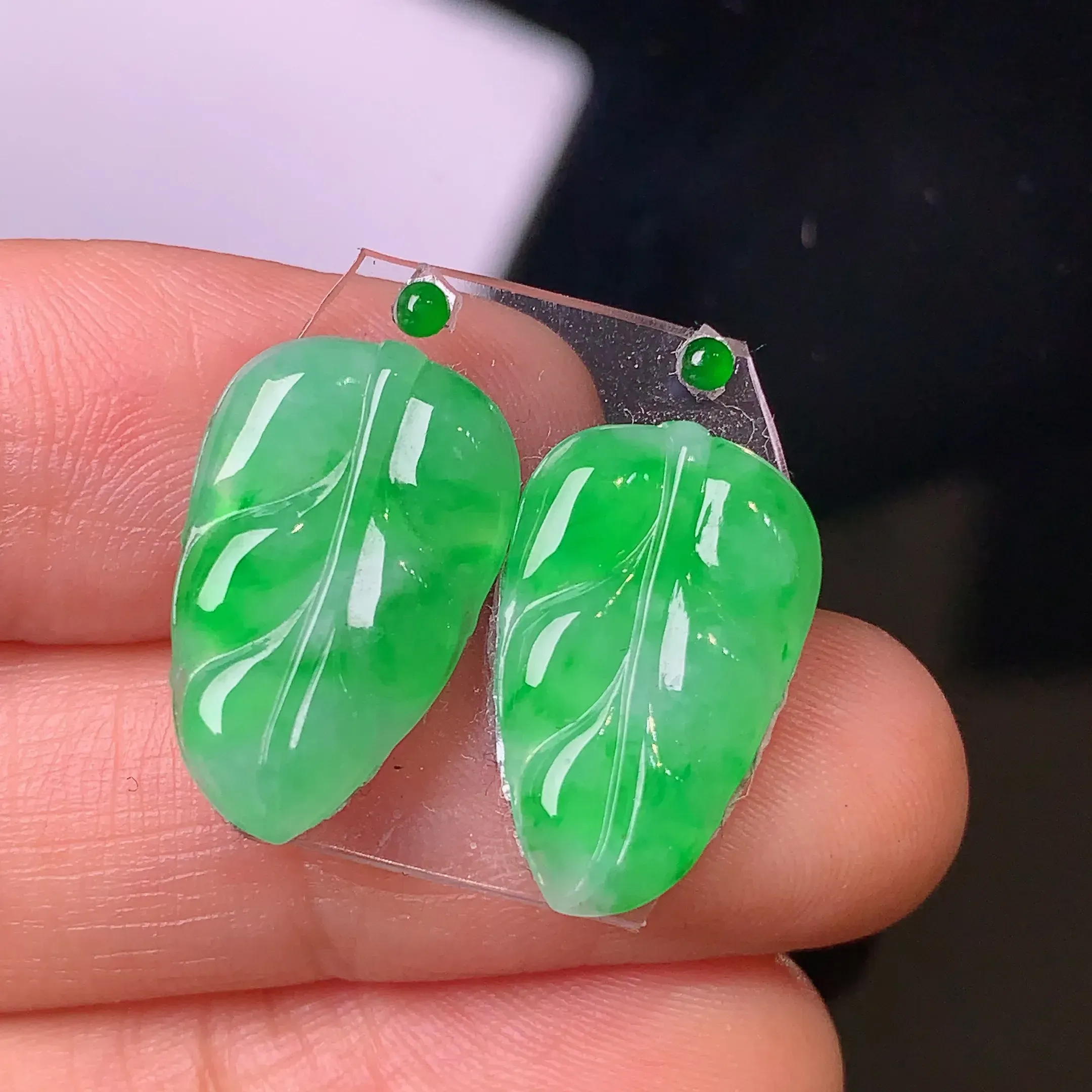 镶嵌款 满绿树叶一对吊坠 玉质细腻 水润透亮 色泽艳丽 搭配绿色小蛋面 整体尺寸17.4*10.7*2.2