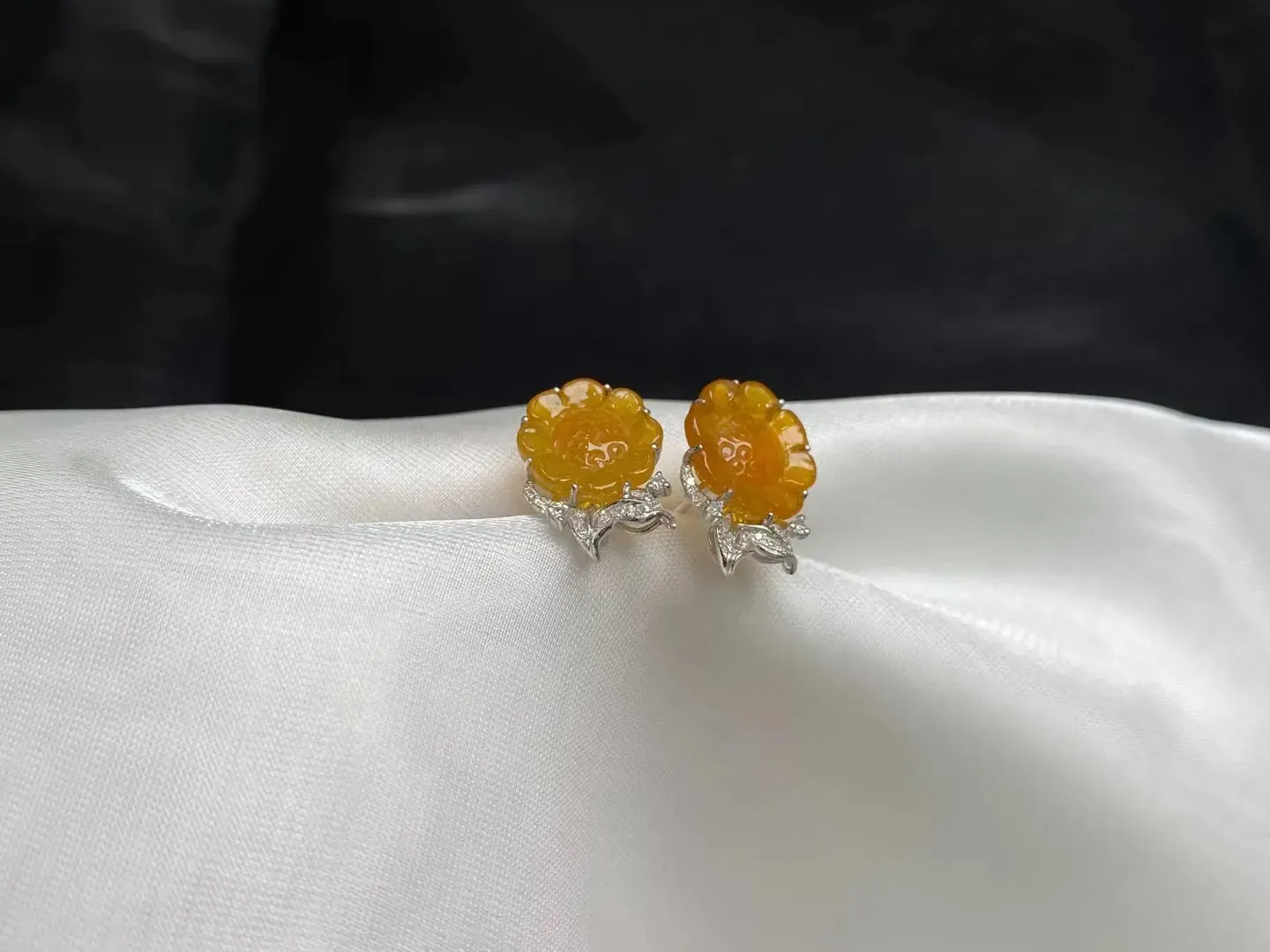 【限时特惠】优选推荐冰黄翡（花开富贵）耳钉耳坠，18k金镶嵌，冰清水润，品相佳，颜色靓丽，精致新颖，佩戴时尚出众。尺寸：16.1-11.5-4毫米